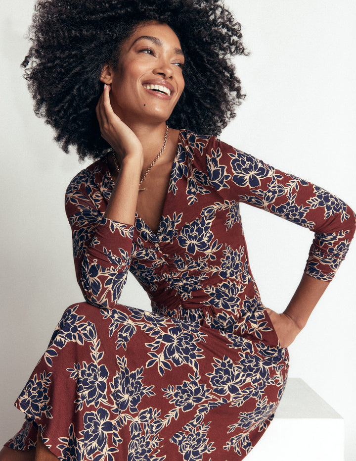 Robe Jasmine froncée en jersey-Chocolat chaud, motif Enchanted Peony