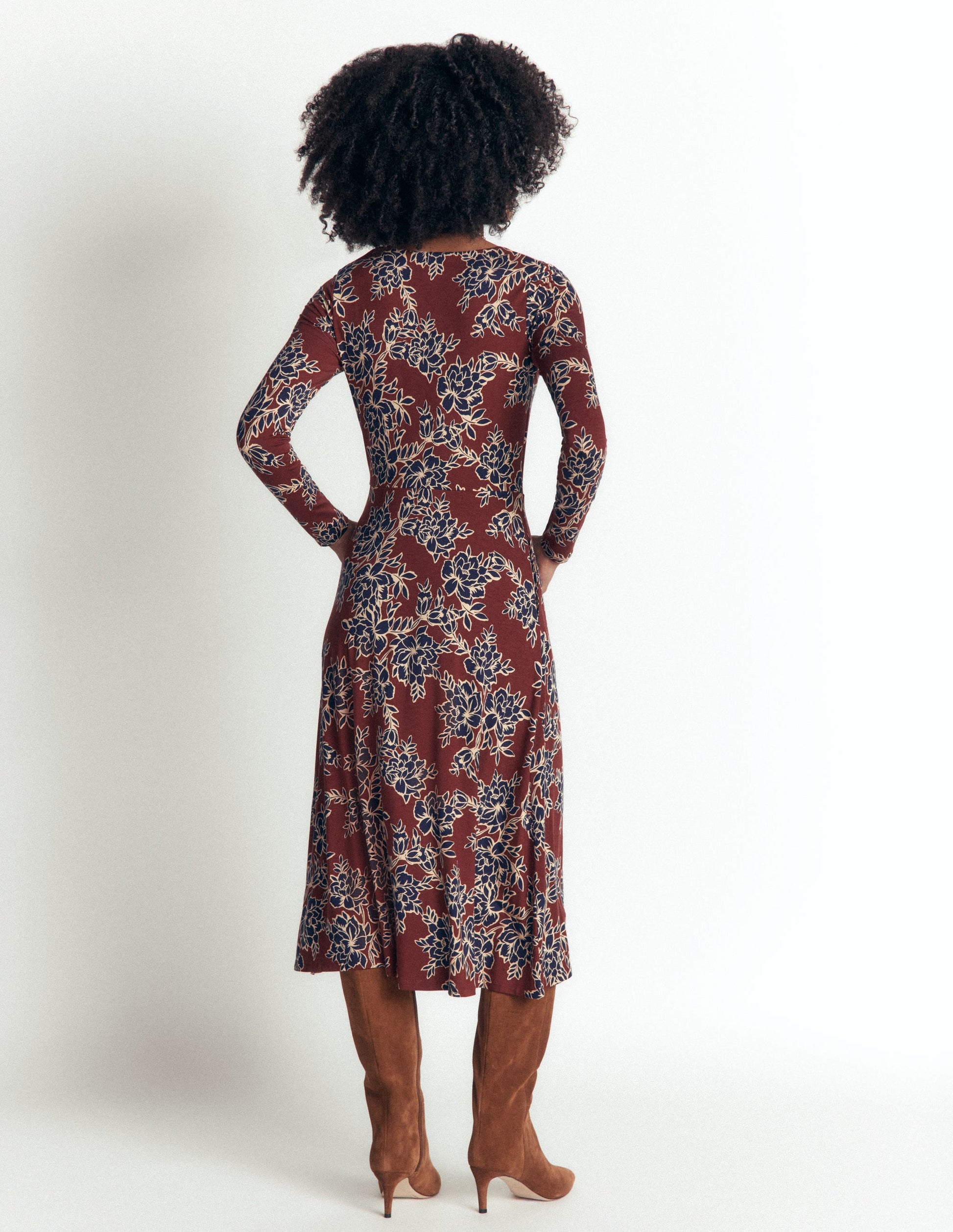 Robe Jasmine froncée en jersey-Chocolat chaud, motif Enchanted Peony-4