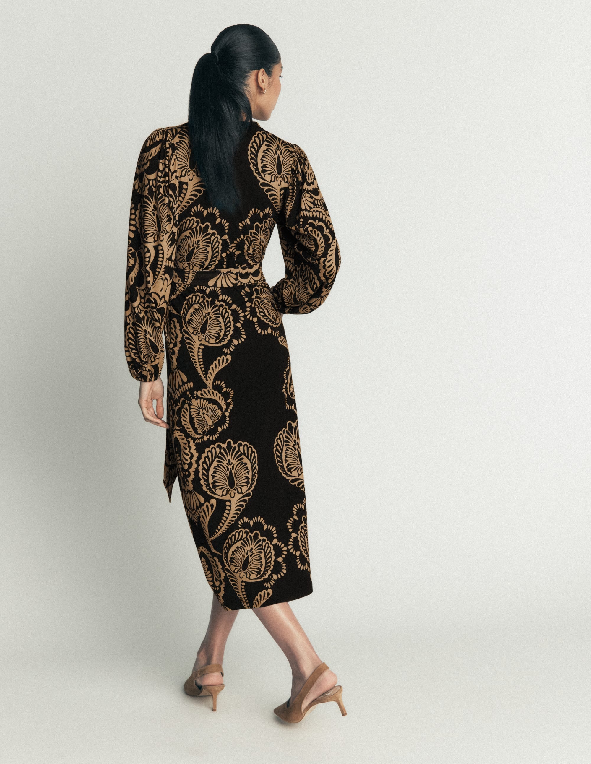 Eli Jersey-Midikleid mit Gürtel-Schwarz, Blühendes Medley - Image 4