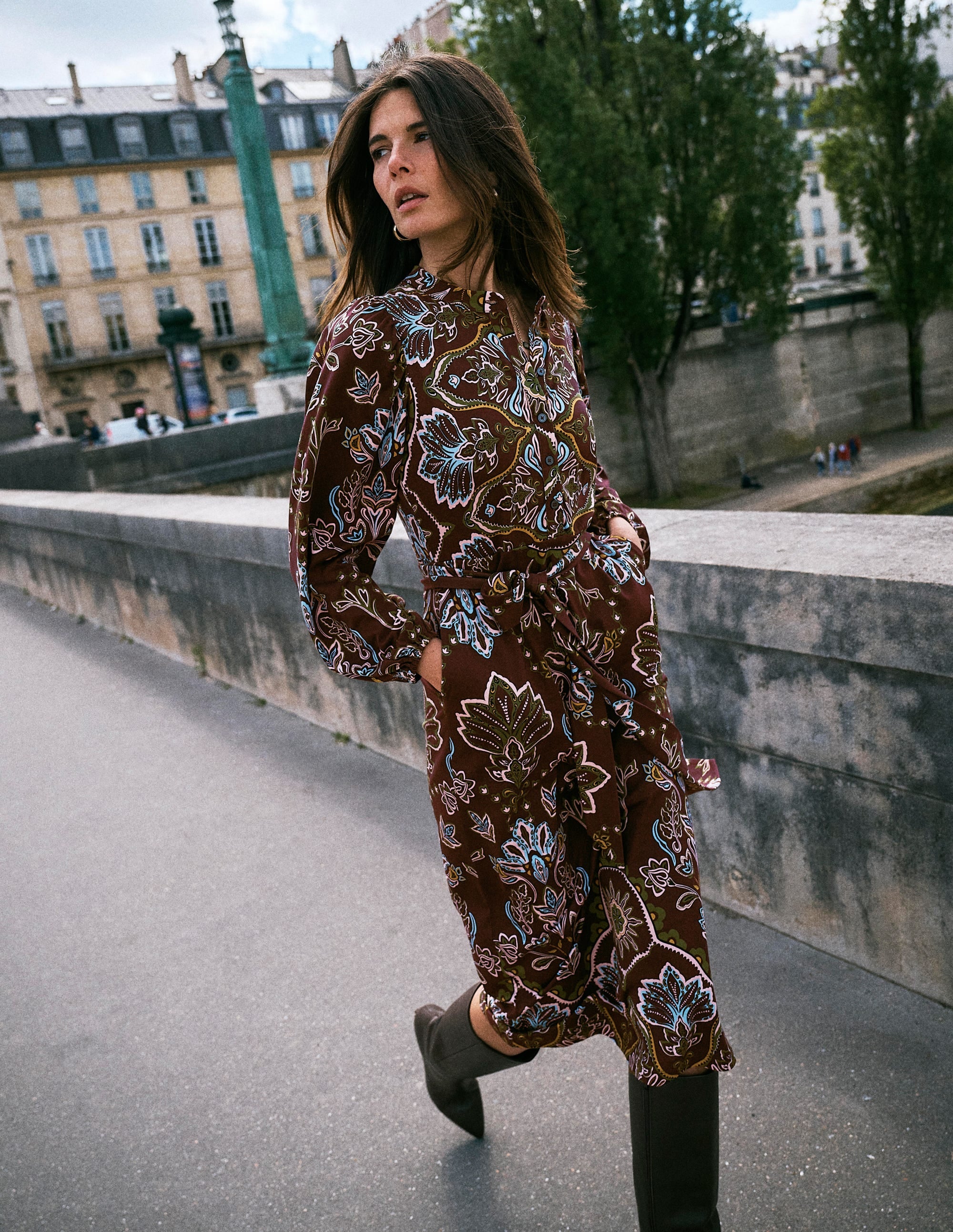 Robe midi Eli en jersey à ceinture-Cerise foncé, motif Enchanted Flora - Image 1