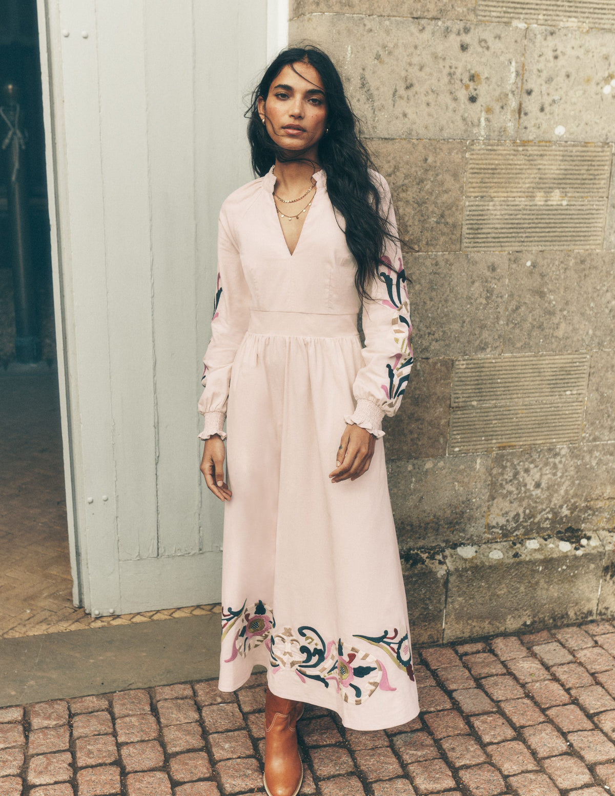 Gesmoktes Midikleid aus Cord-Mandelpfirsich, Stickerei-6
