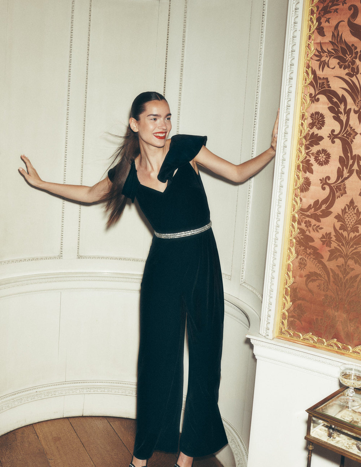 Samt-Jumpsuit mit Rüschen-Schwarz - Image 6