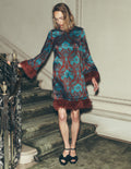 Robe en satin à fausses plumes-Motif Flourishing Sprig bleu sarcelle cristallin