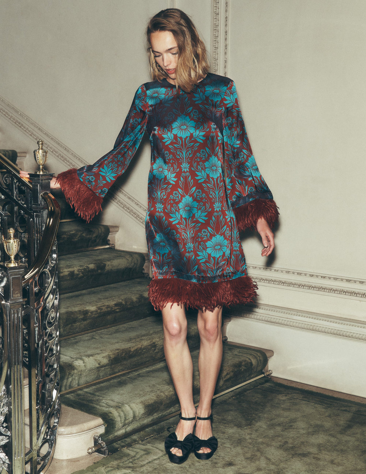 Robe en satin à fausses plumes-Motif Flourishing Sprig bleu sarcelle cristallin - Image 1
