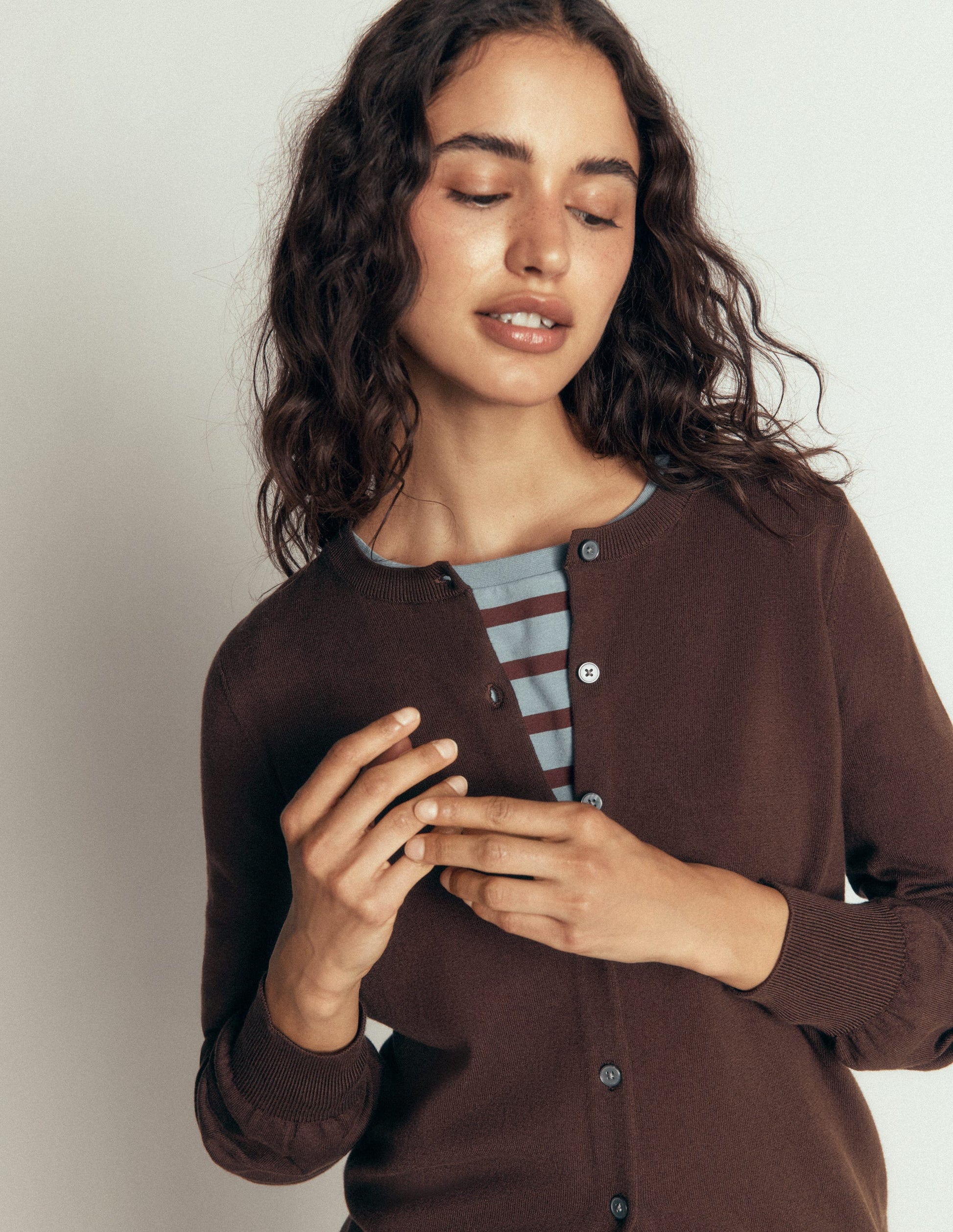 Camilla Baumwollstrickjacke mit Rundhalsausschnitt-Bitterschokolade-2
