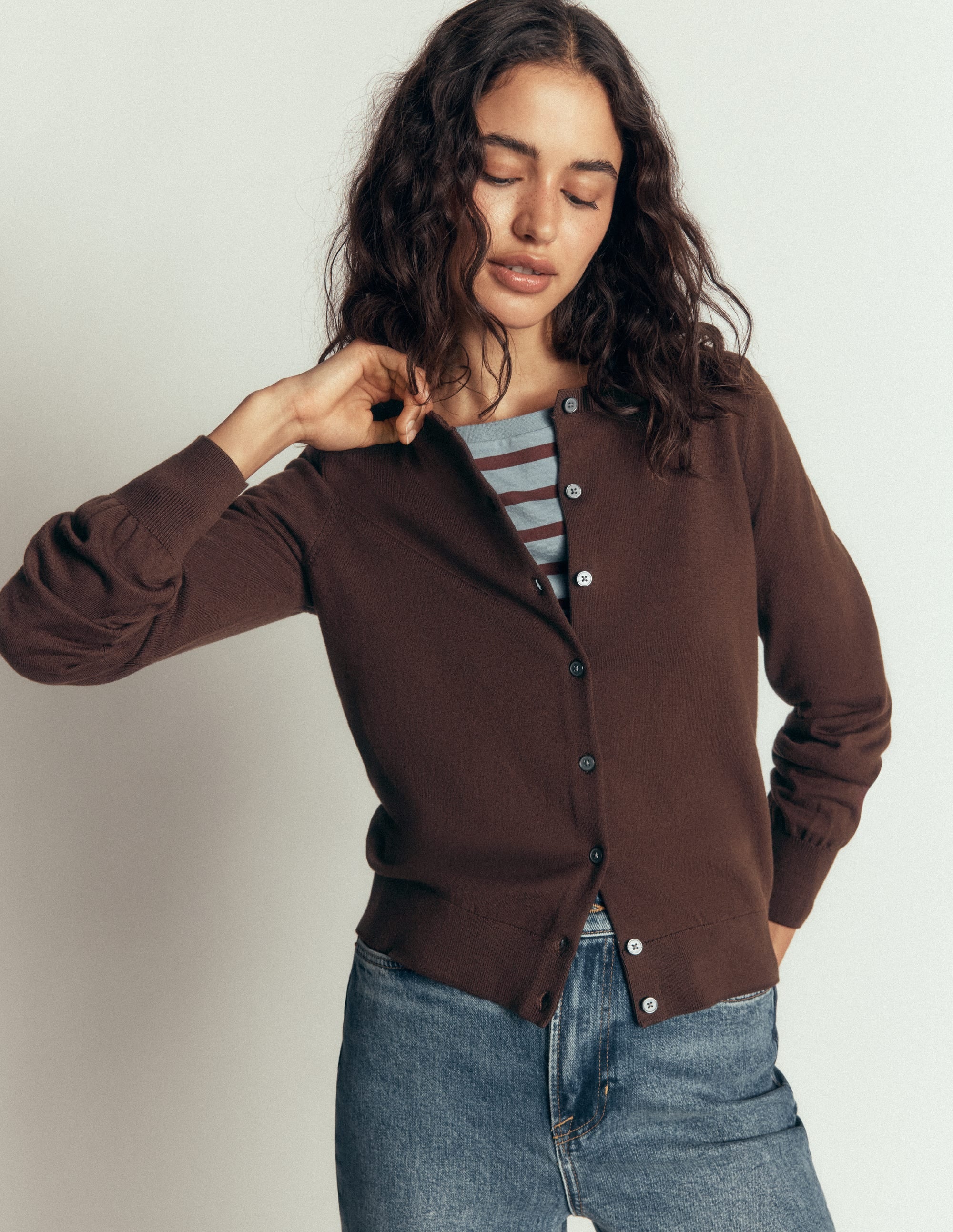 Camilla Baumwollstrickjacke mit Rundhalsausschnitt-Bitterschokolade - Image 5