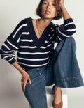 Lucy Baumwollpullover mit V-Ausschnitt-Marineblau, Naturweiß