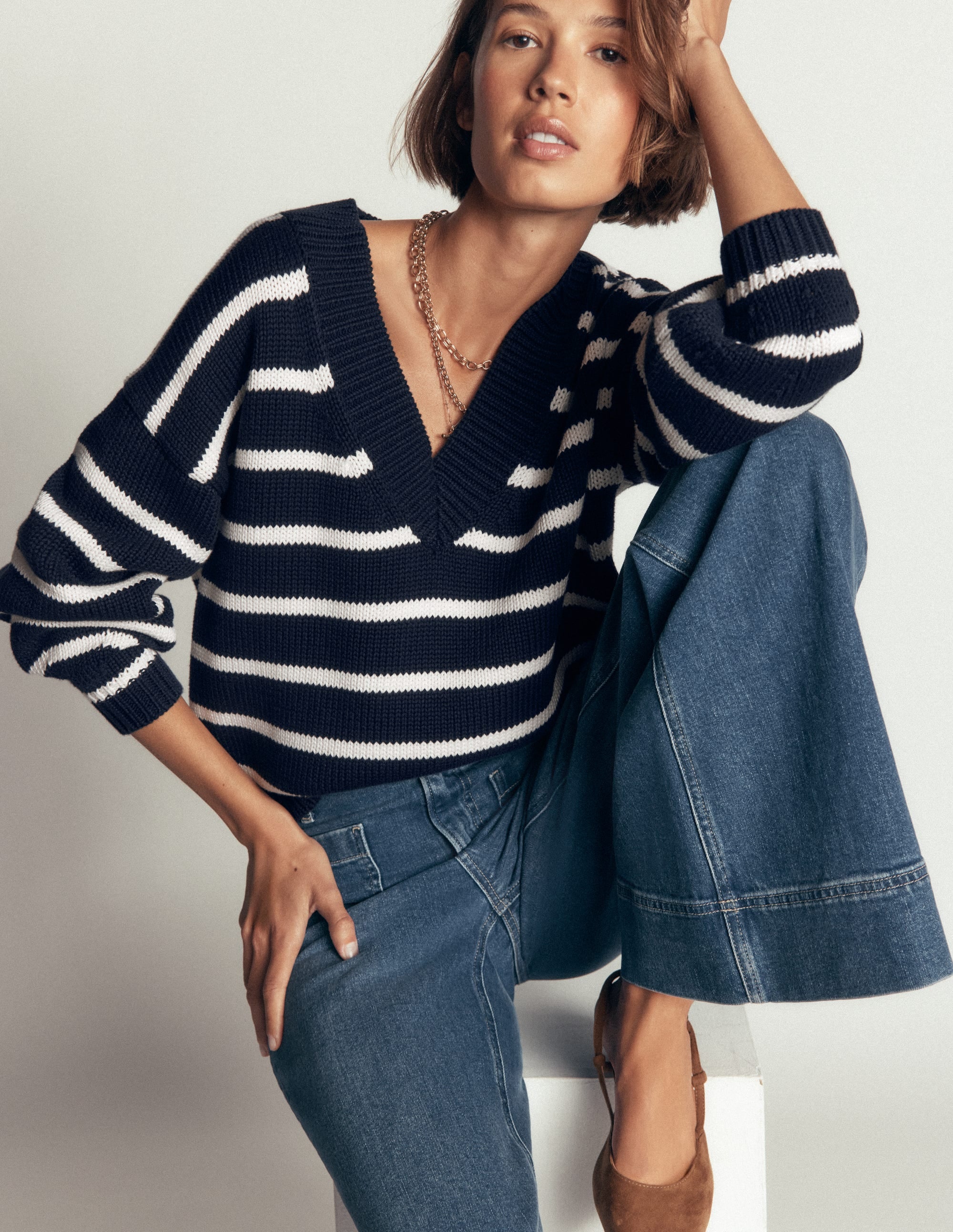Lucy Baumwollpullover mit V-Ausschnitt-Marineblau, Naturweiß - Image 1