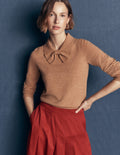 Strickpullover mit Schleife am Ausschnitt-Camel Meliert