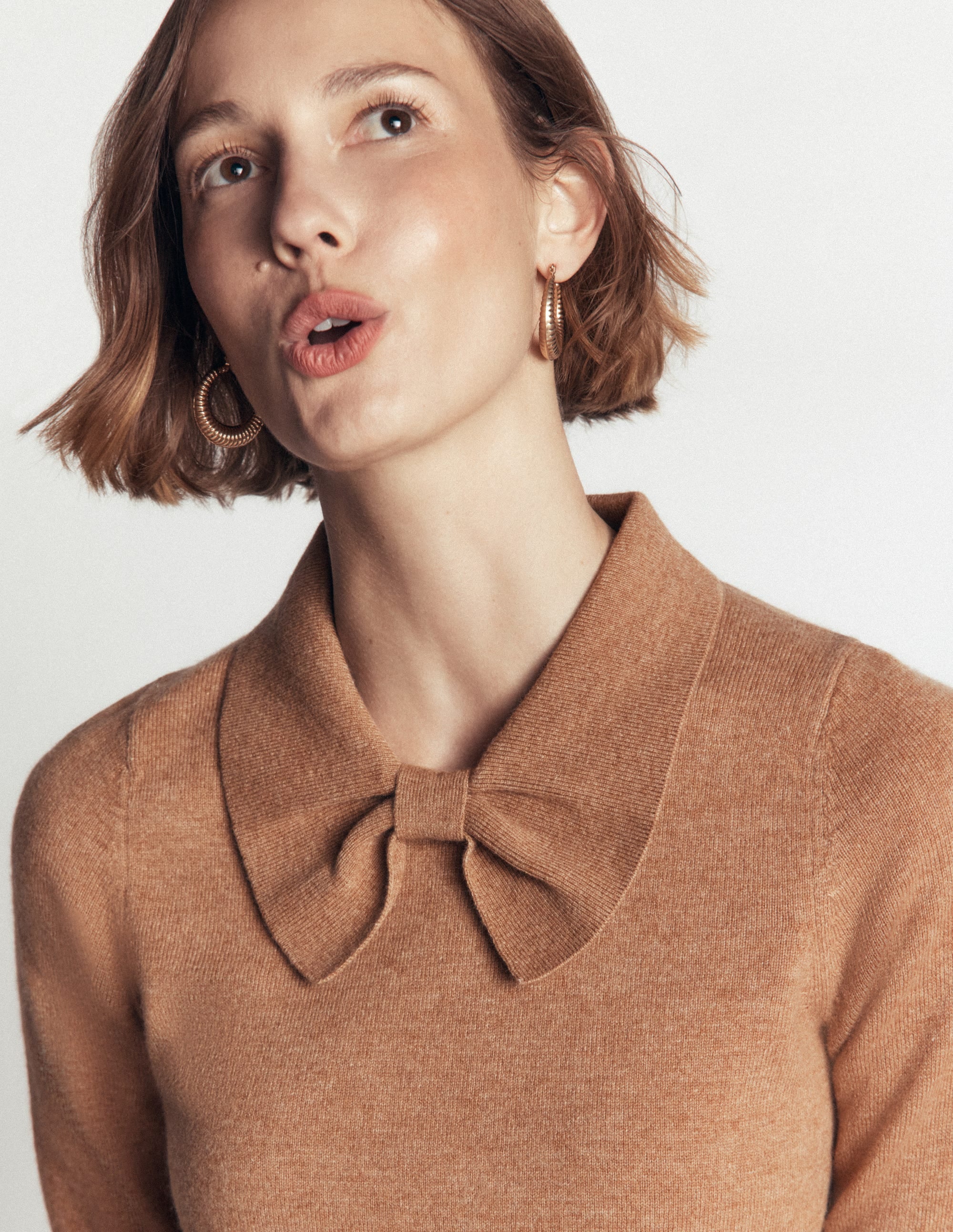 Strickpullover mit Schleife am Ausschnitt-Camel Meliert - Image 2