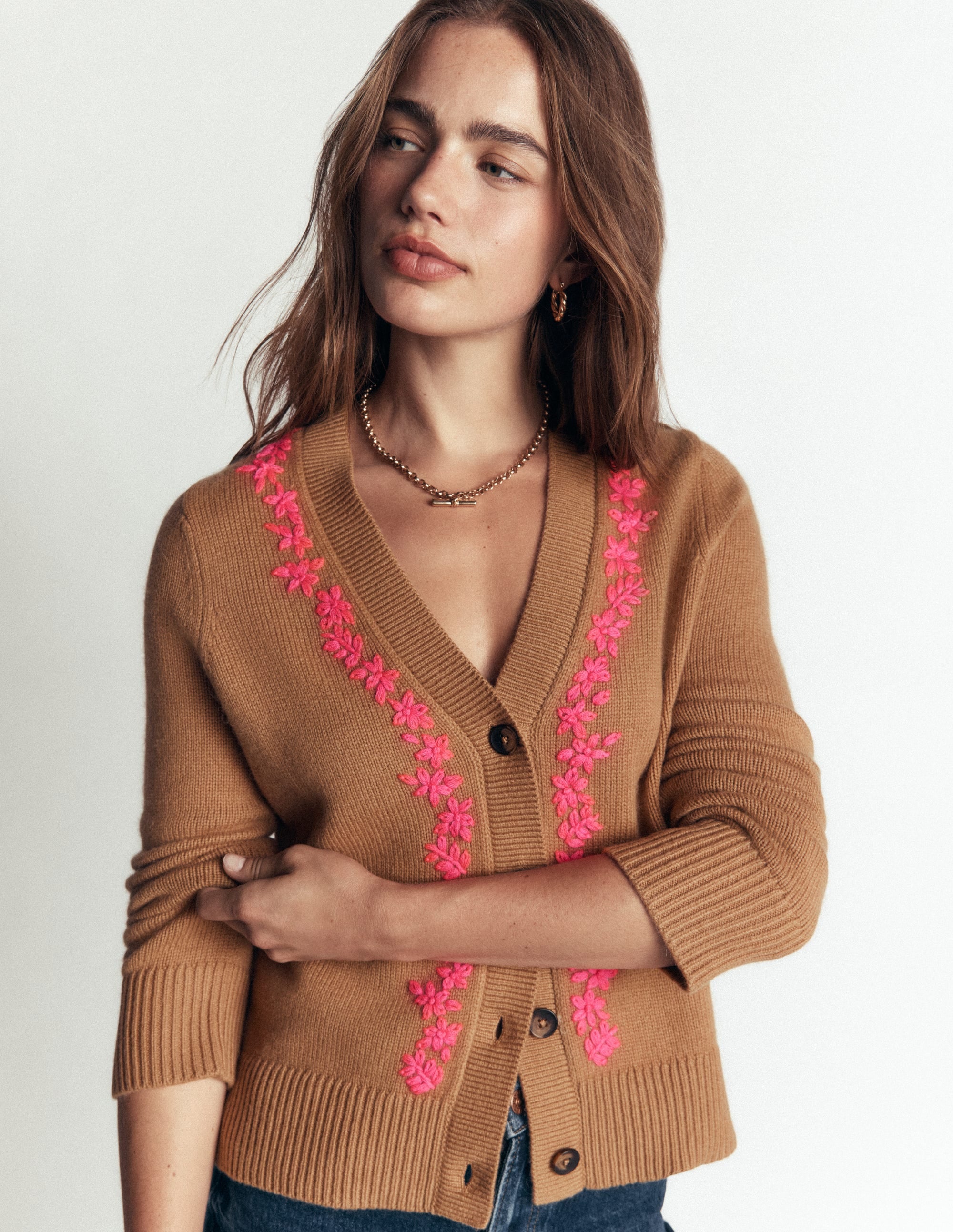 Ella Strickjacke mit Stickerei-Camel, Stickerei - Image 3