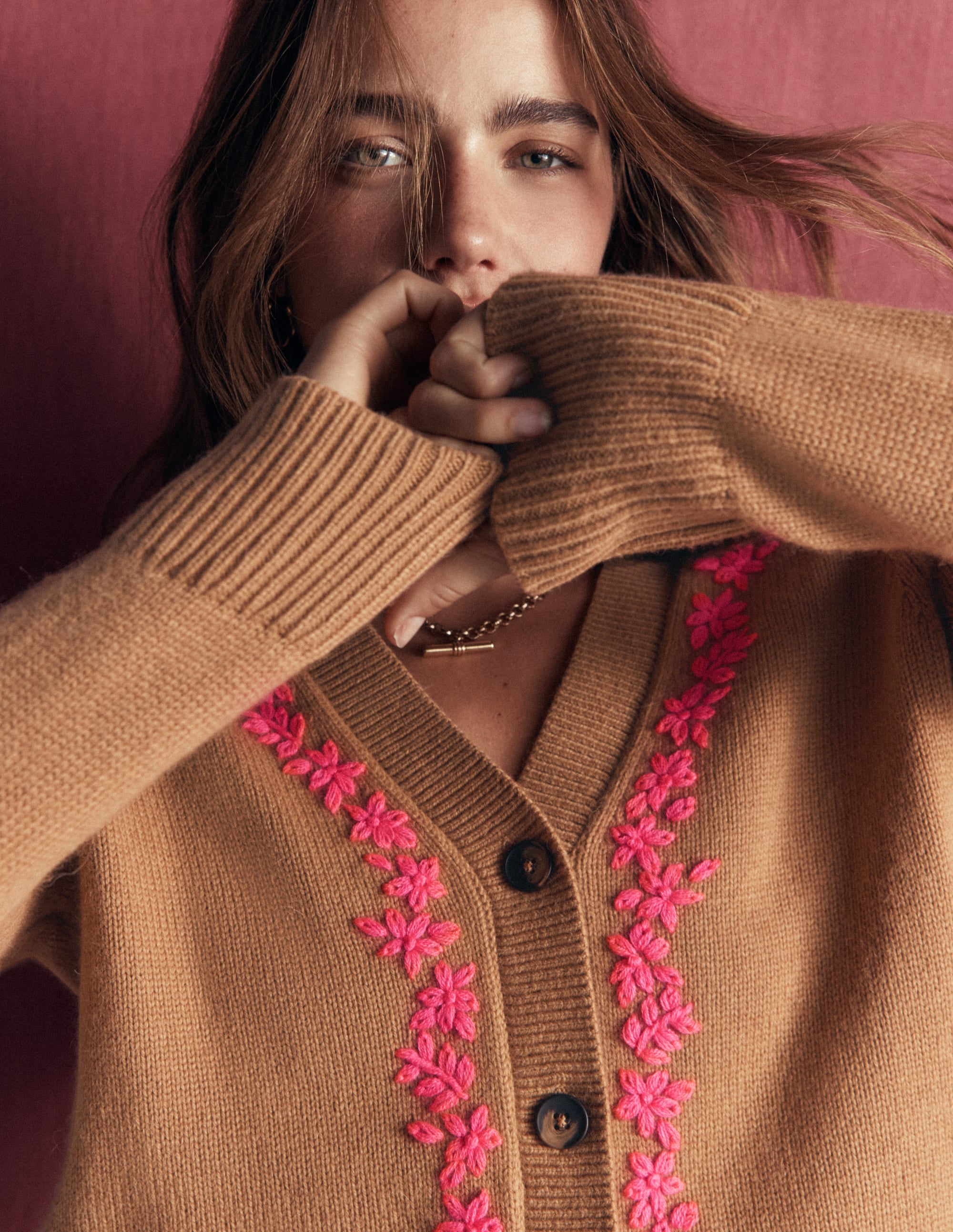 Ella Strickjacke mit Stickerei-Camel, Stickerei - Image 5