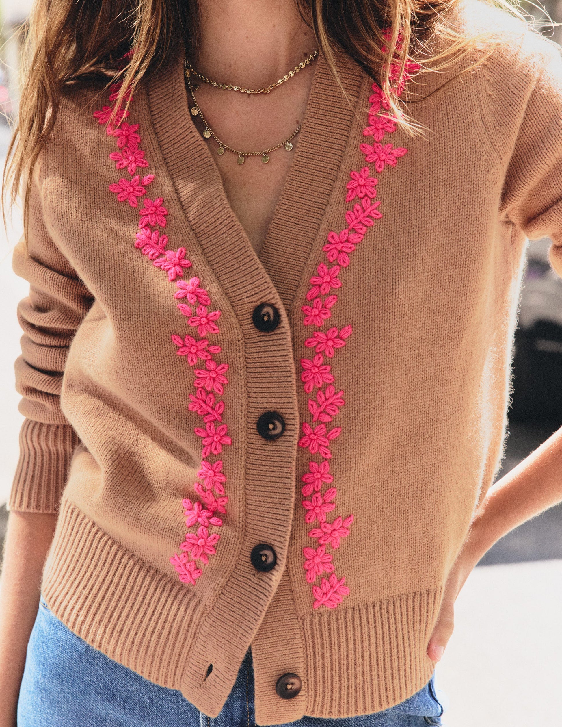 Ella Strickjacke mit Stickerei-Camel, Stickerei-3