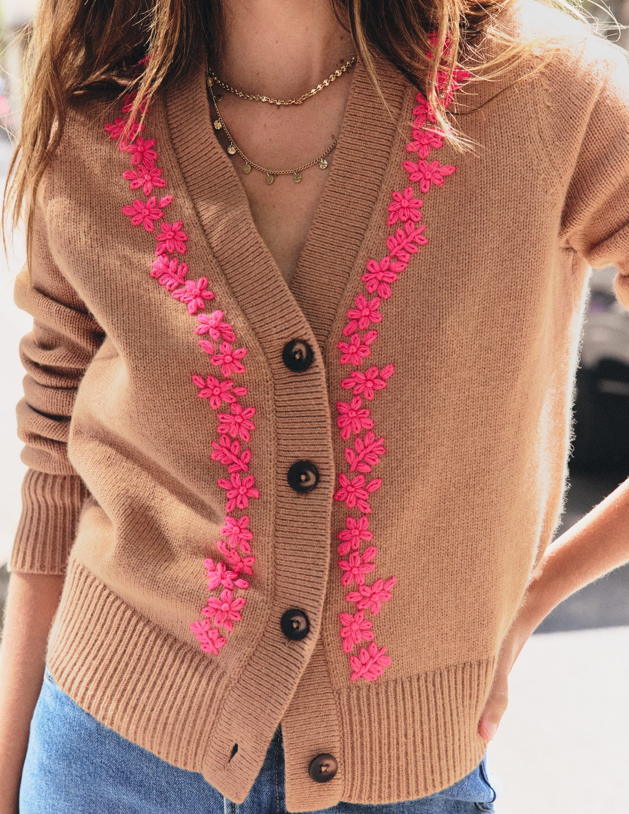 Ella Strickjacke mit Stickerei-Camel, Stickerei - Image 2