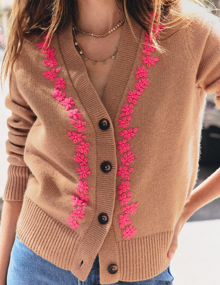 Ella Strickjacke mit Stickerei-Camel, Stickerei