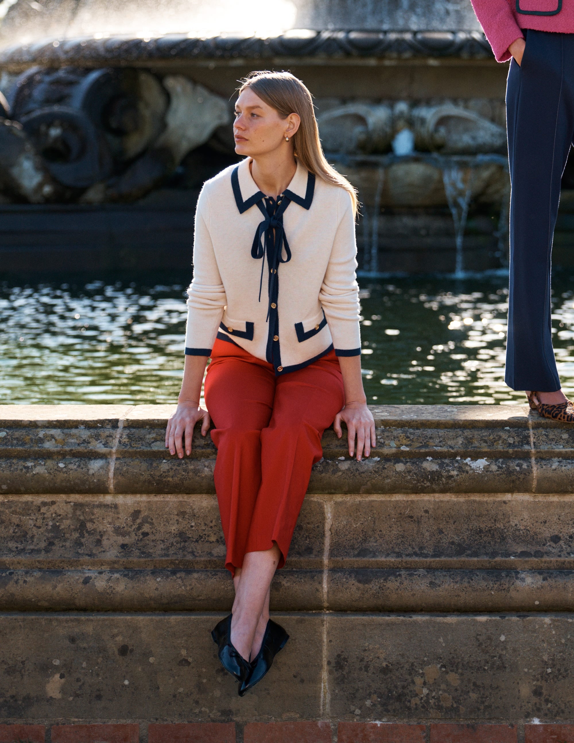 Elizabeth Strickjacke mit Schleife-Warmes Naturweiß - Image 1