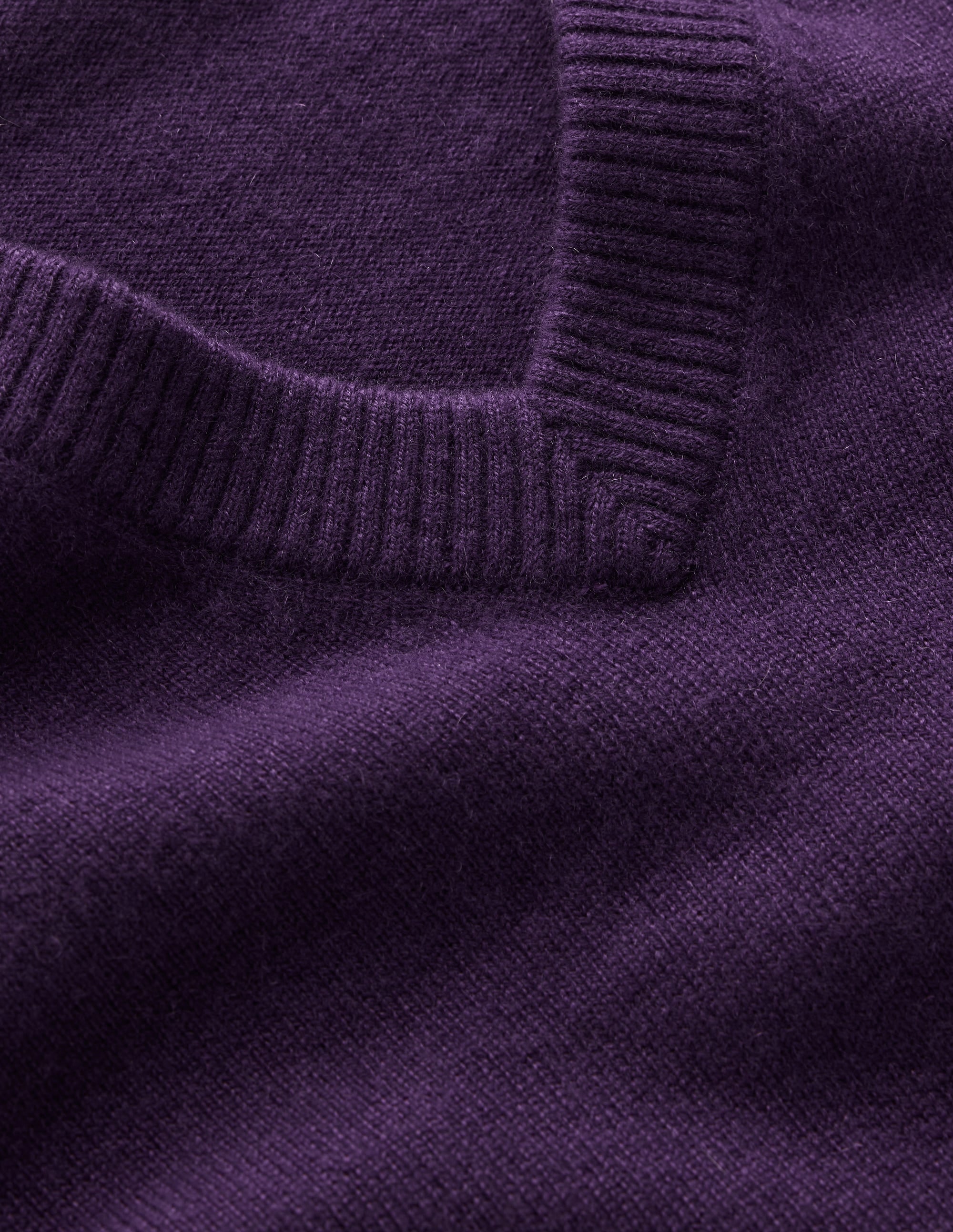 Elsie Kaschmirpullover mit V-Ausschnitt-Dunkle Traube - Image 7