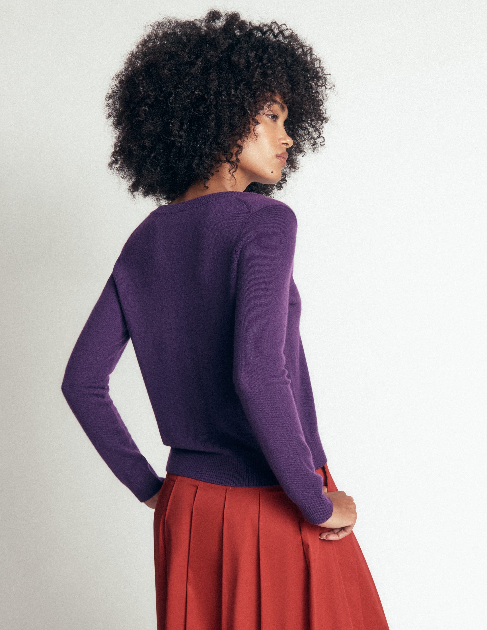 Elsie Kaschmirpullover mit V-Ausschnitt-Dunkle Traube - Image 4