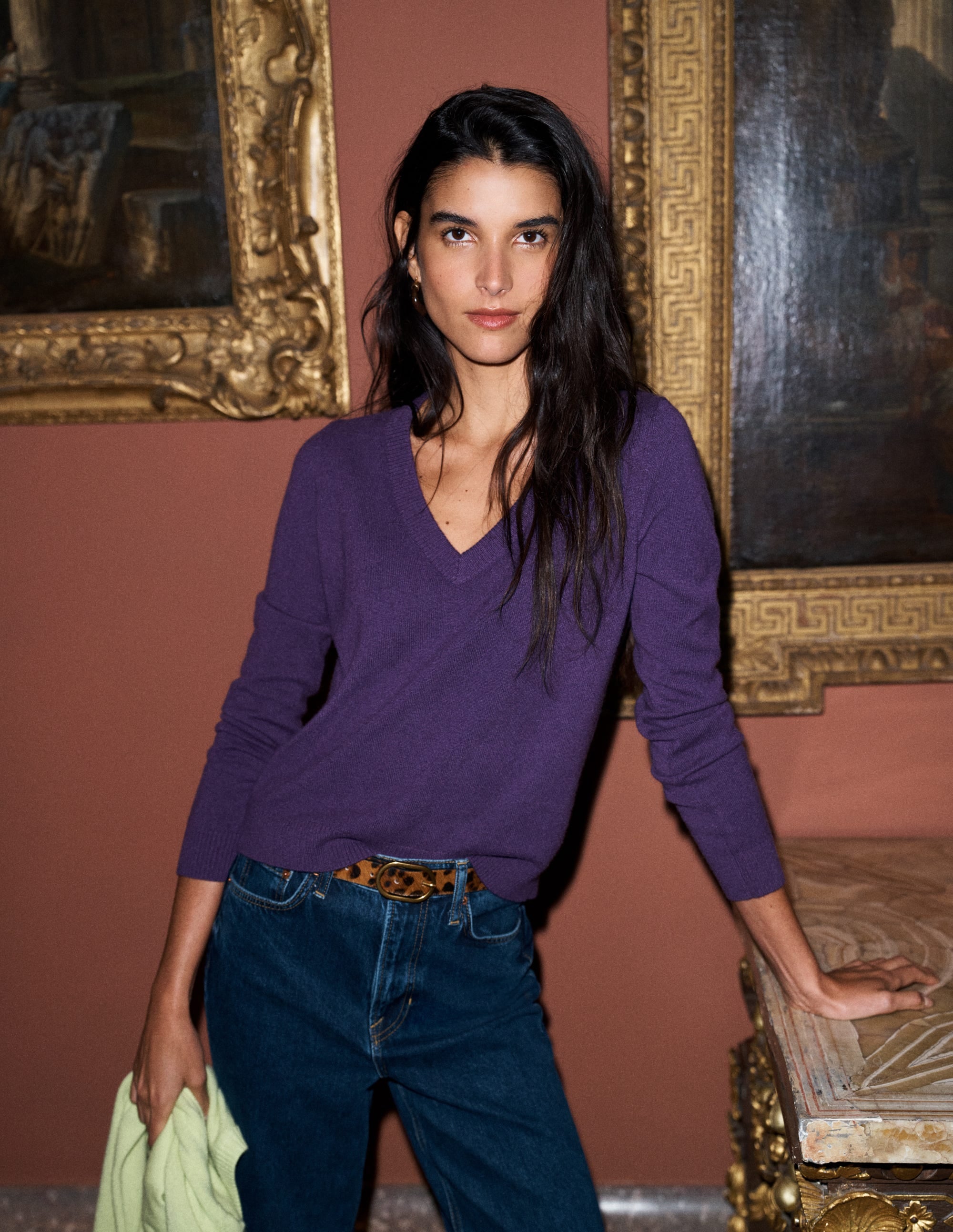 Elsie Kaschmirpullover mit V-Ausschnitt-Dunkle Traube - Image 1