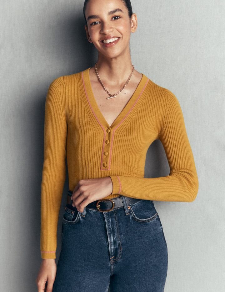 Paula Gerippter Pullover mit V-Ausschnitt-Goldenes Weizengelb