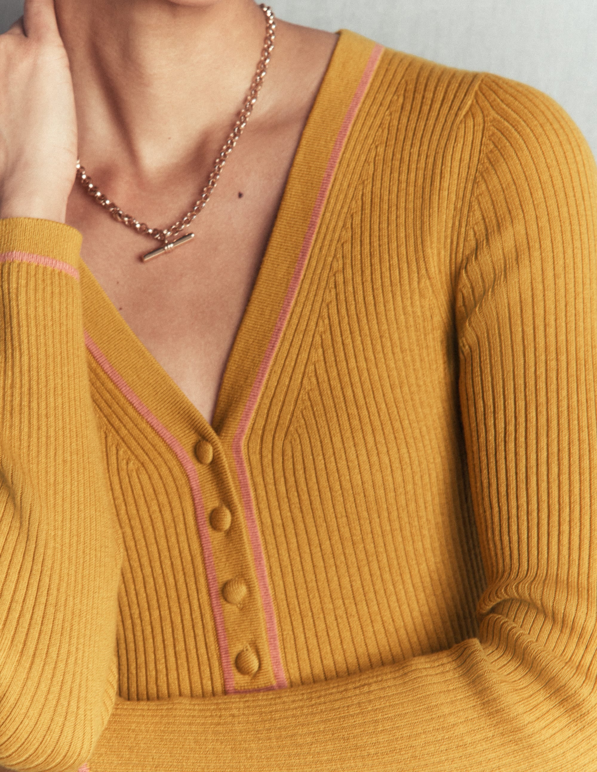 Paula Gerippter Pullover mit V-Ausschnitt-Goldenes Weizengelb - Image 2
