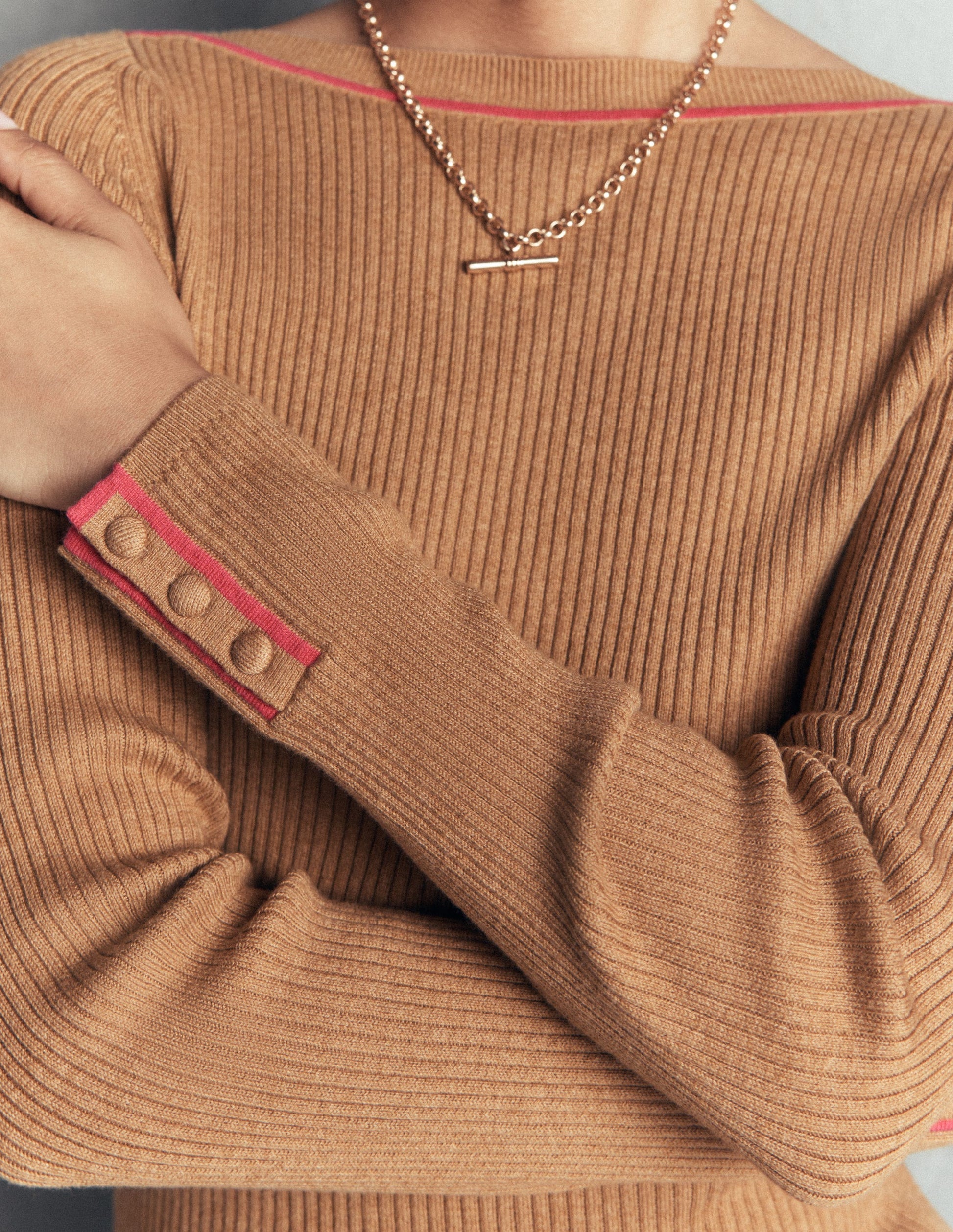 Paula Gerippter Pullover mit U-Boot-Ausschnitt-Kamelbraun-2