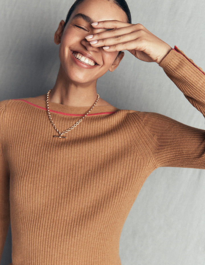 Paula Gerippter Pullover mit U-Boot-Ausschnitt-Kamelbraun