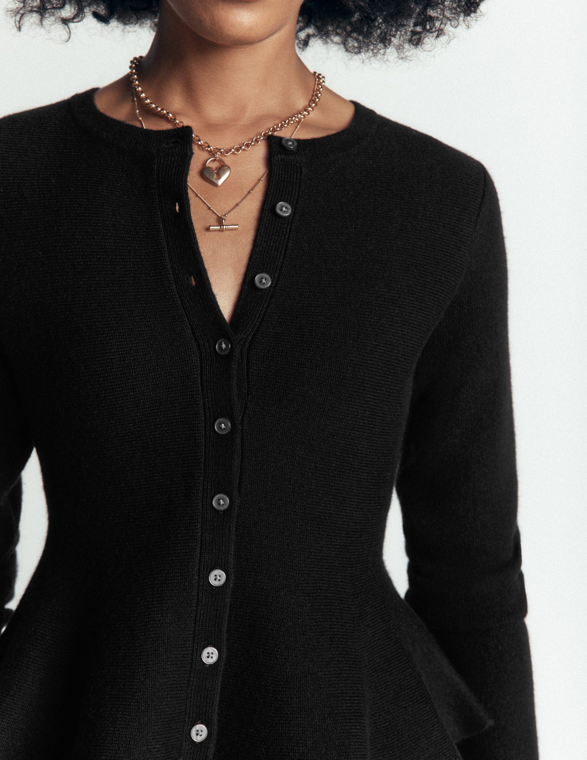Taillierte Woll-Strickjacke mit Schößchen-Schwarz-2
