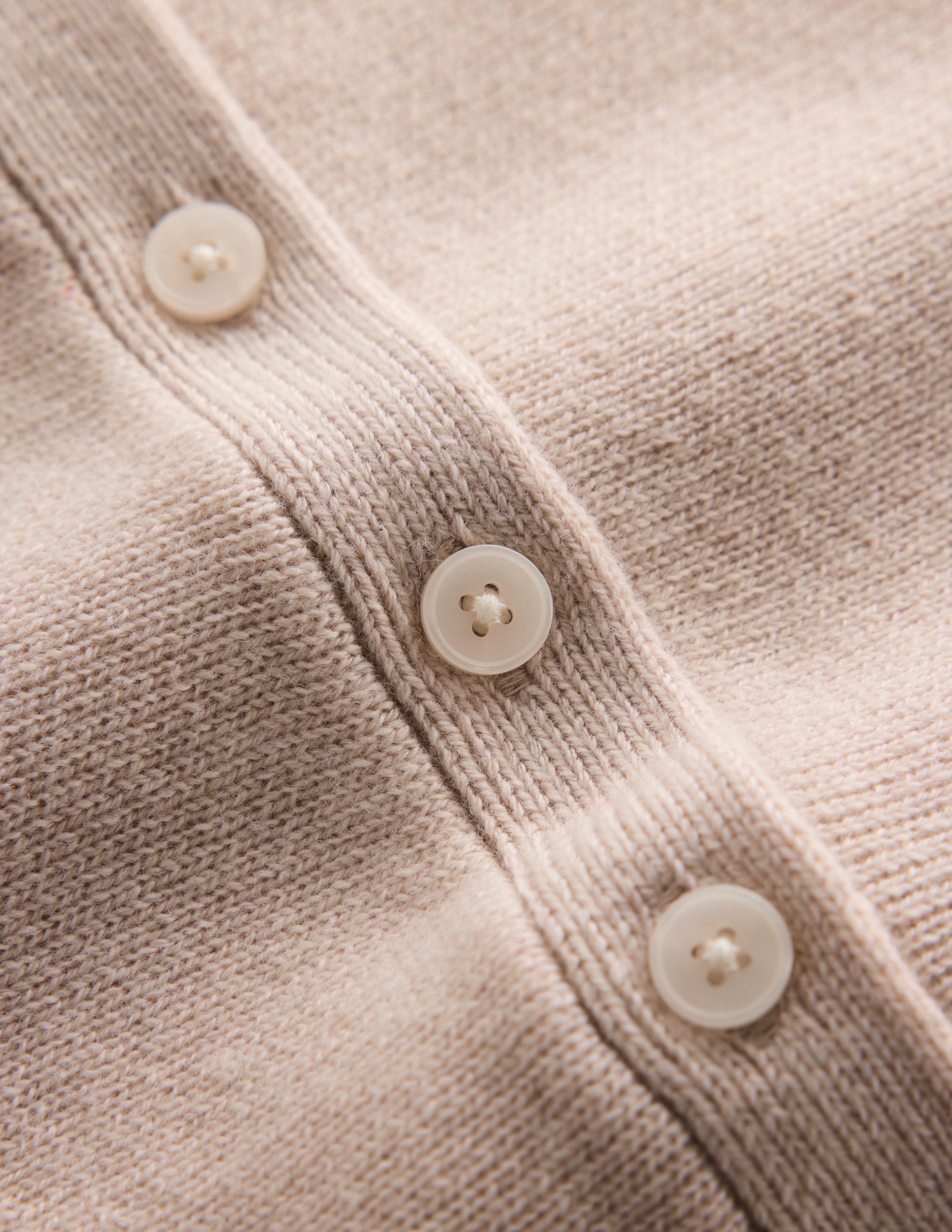 Taillierte Woll-Strickjacke mit Schößchen-Naturweiß - Image 6