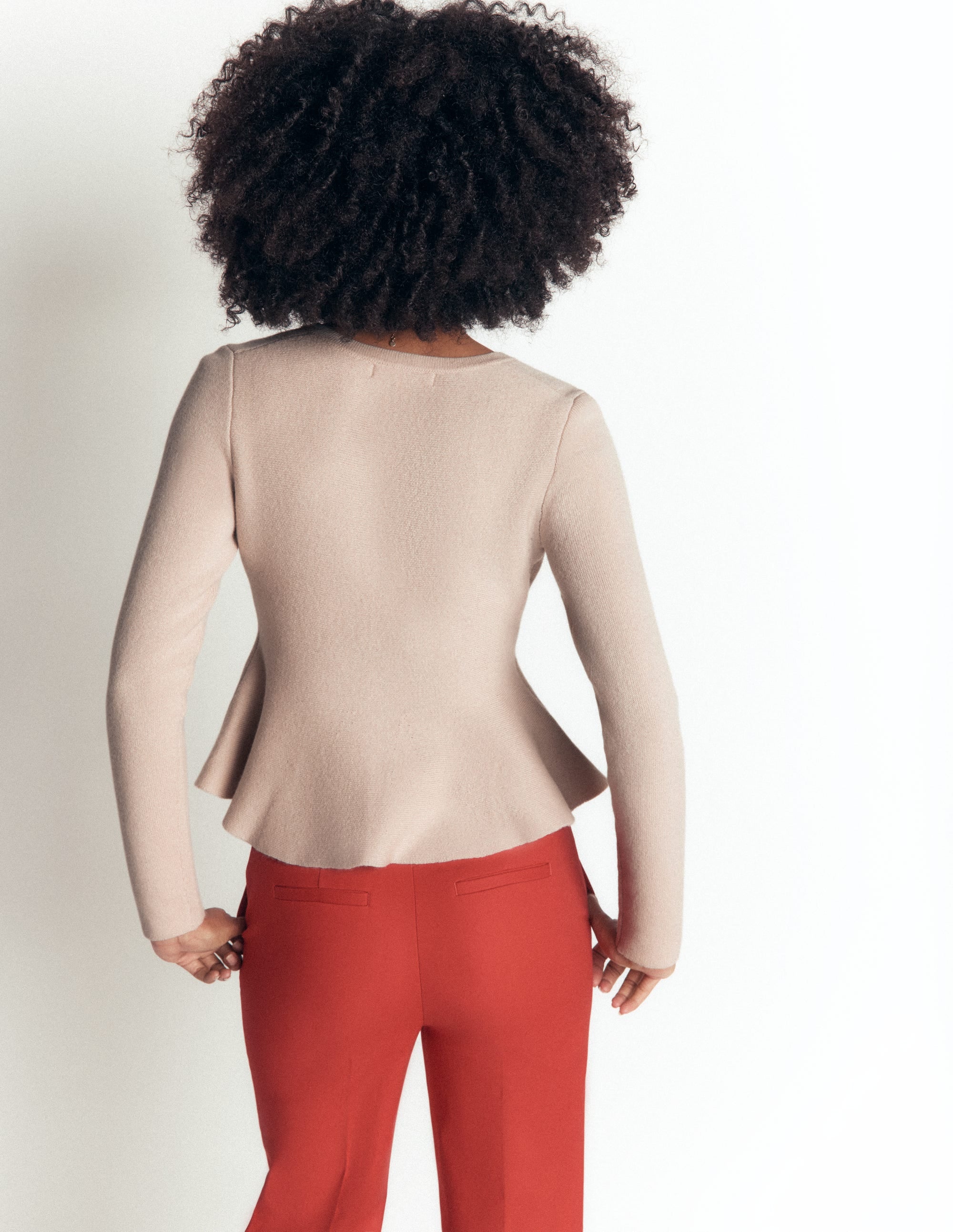 Taillierte Woll-Strickjacke mit Schößchen-Naturweiß - Image 3