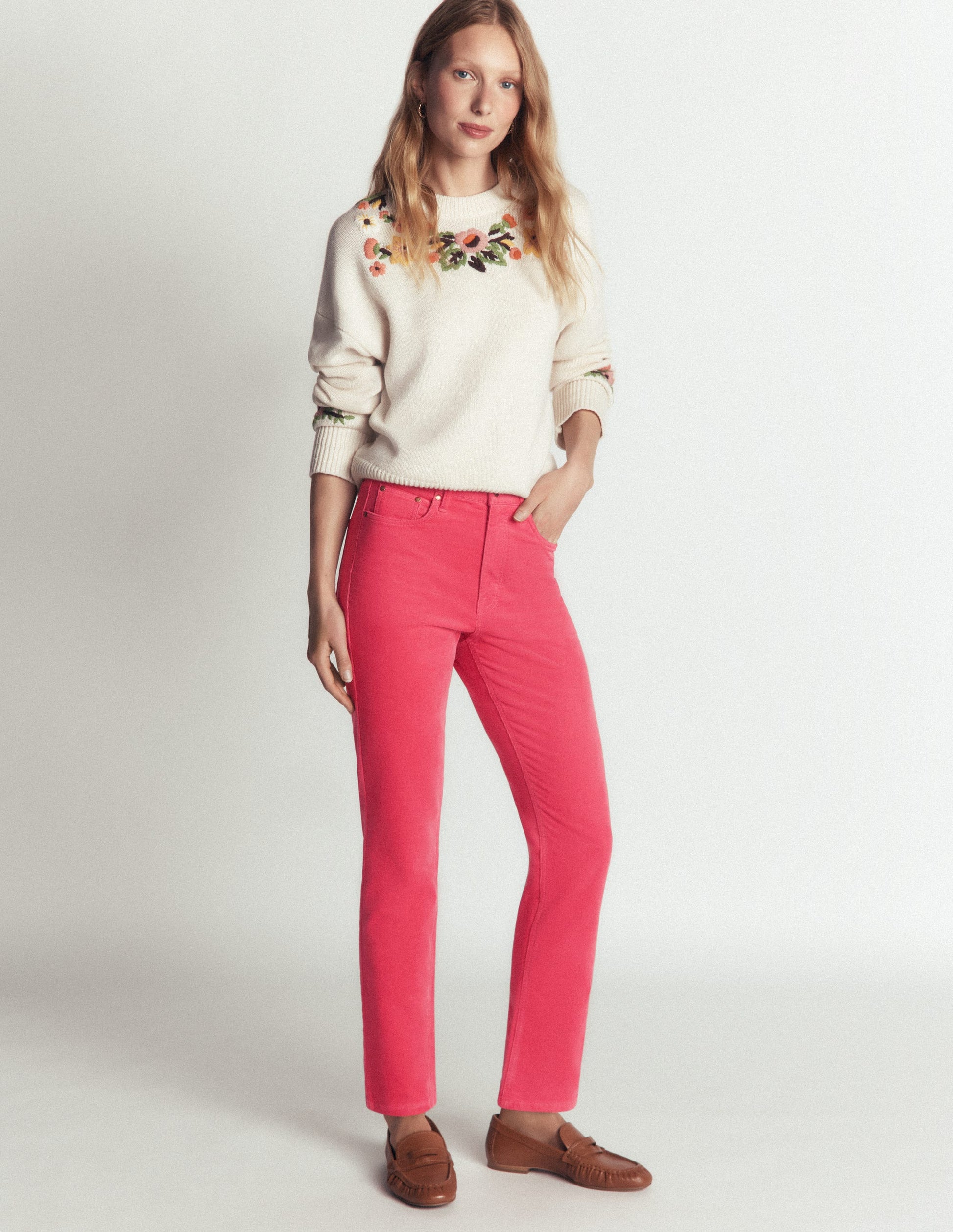 Schmal geschnittene Cord-Jeans mit hohem Bund-Stechpalmenbeere-1