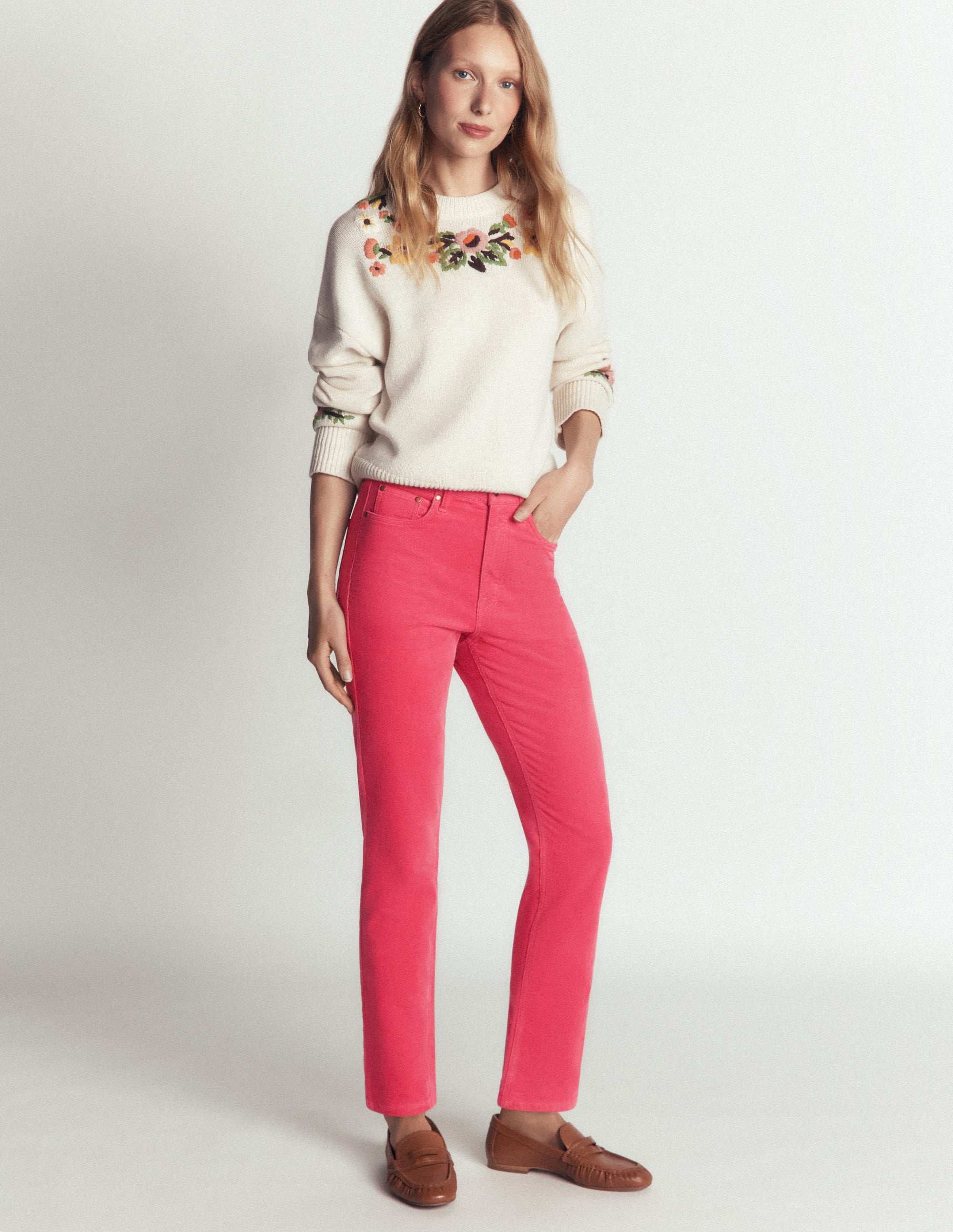 Schmal geschnittene Cord-Jeans mit hohem Bund-Stechpalmenbeere - Image 1