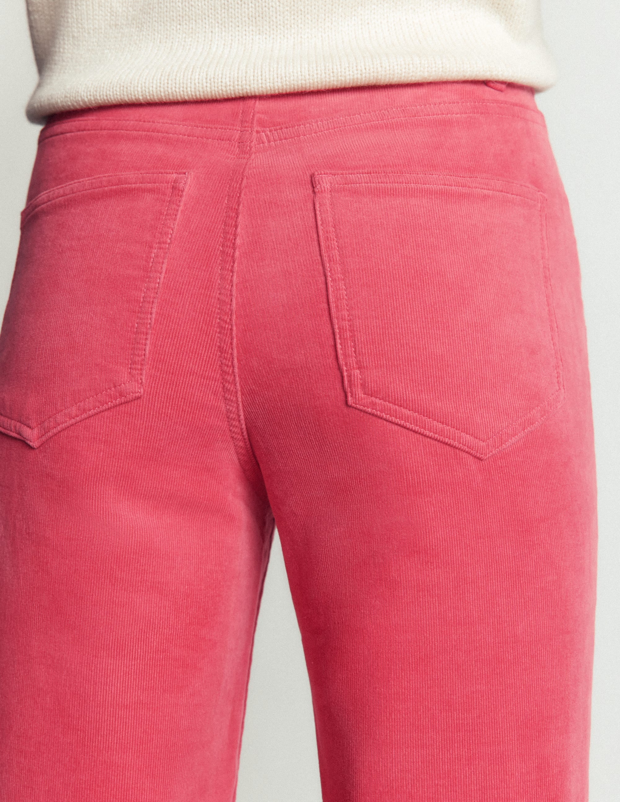 Schmal geschnittene Cord-Jeans mit hohem Bund-Stechpalmenbeere - Image 2