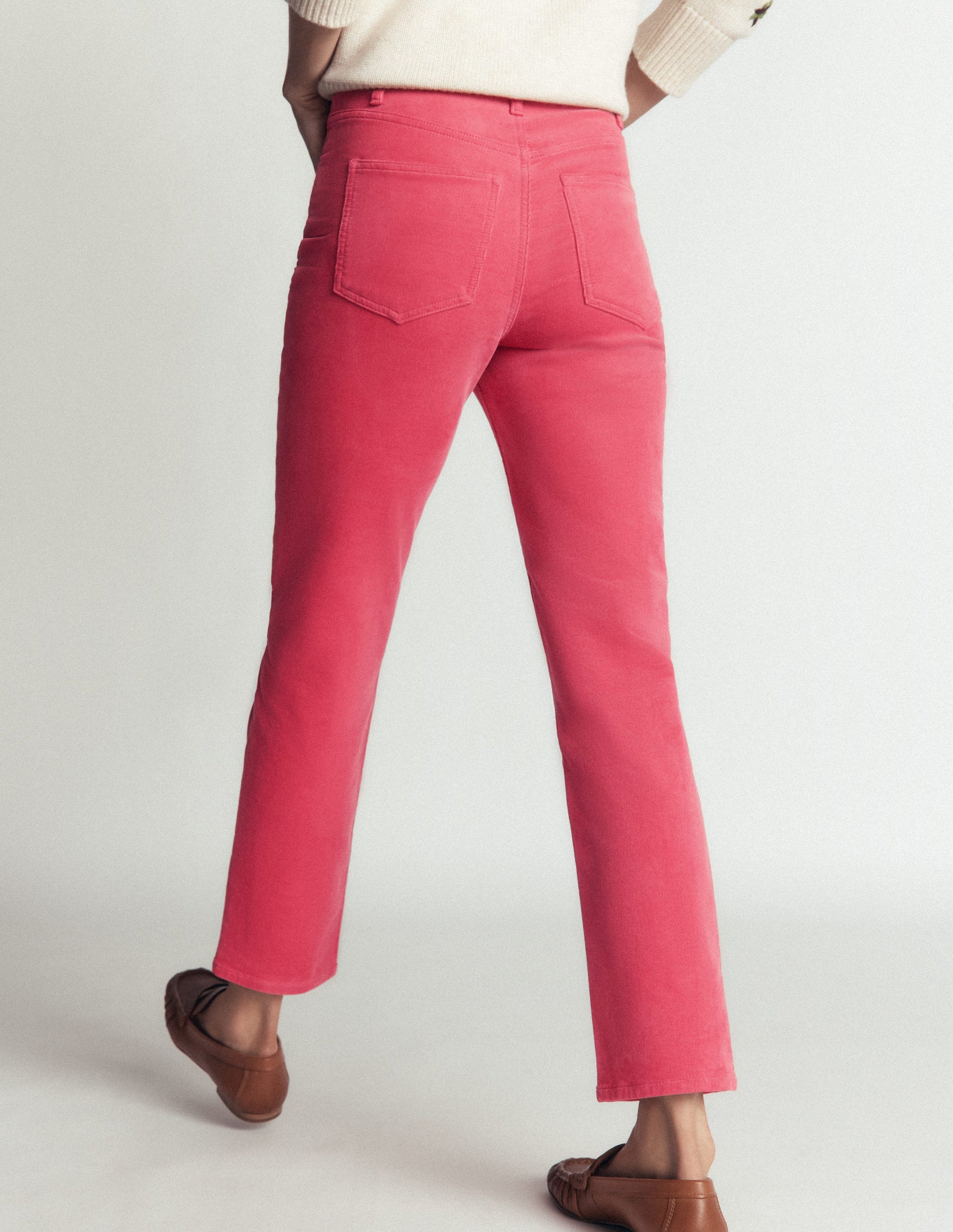 Schmal geschnittene Cord-Jeans mit hohem Bund-Stechpalmenbeere-3
