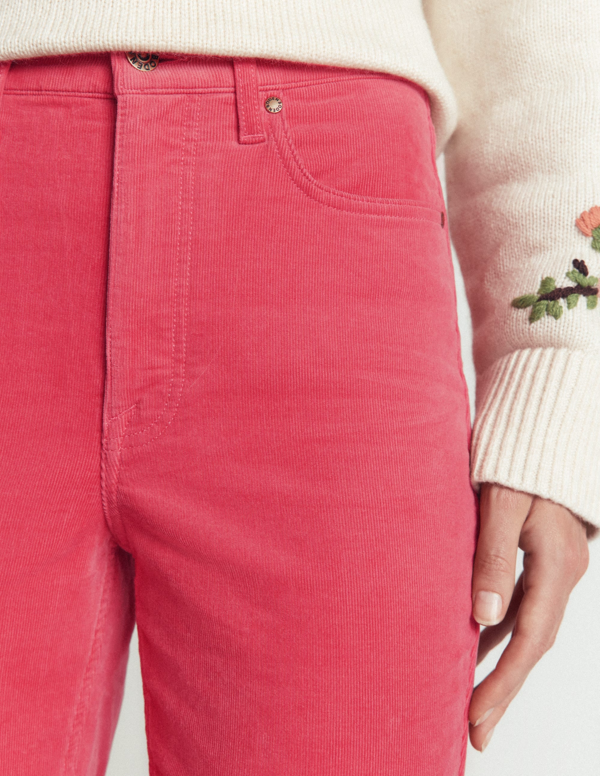 Schmal geschnittene Cord-Jeans mit hohem Bund-Stechpalmenbeere - Image 6