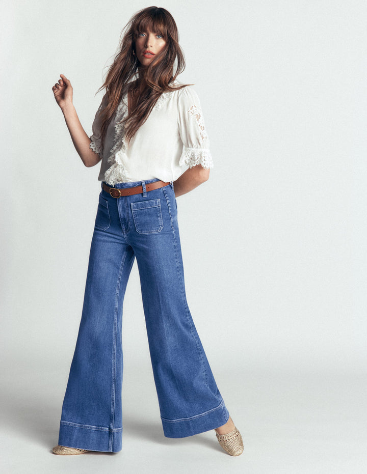 Ausgestellte Jeans mit aufgesetzter Tasche-Mittlere Waschung