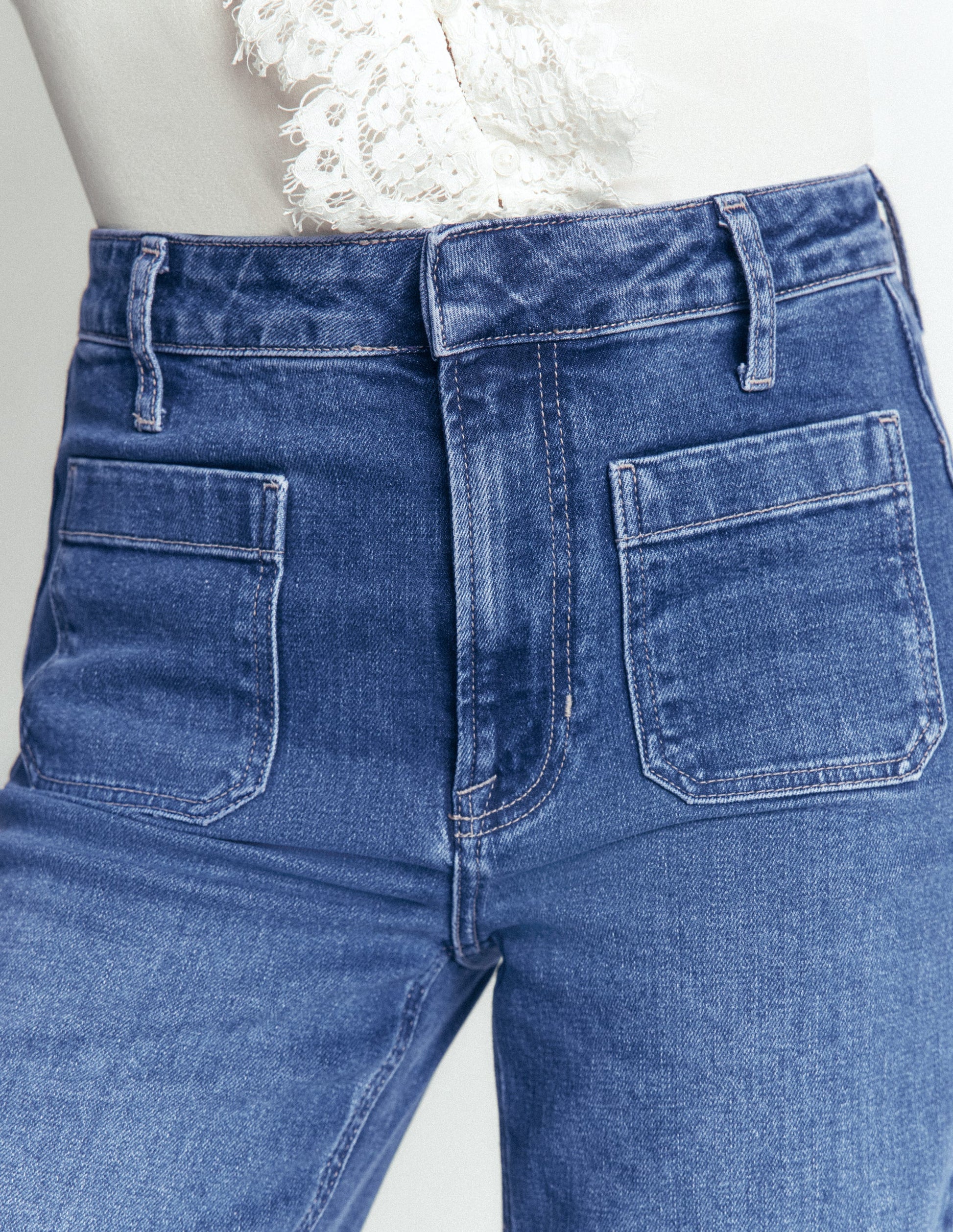 Ausgestellte Jeans mit aufgesetzter Tasche-Mittlere Waschung-2