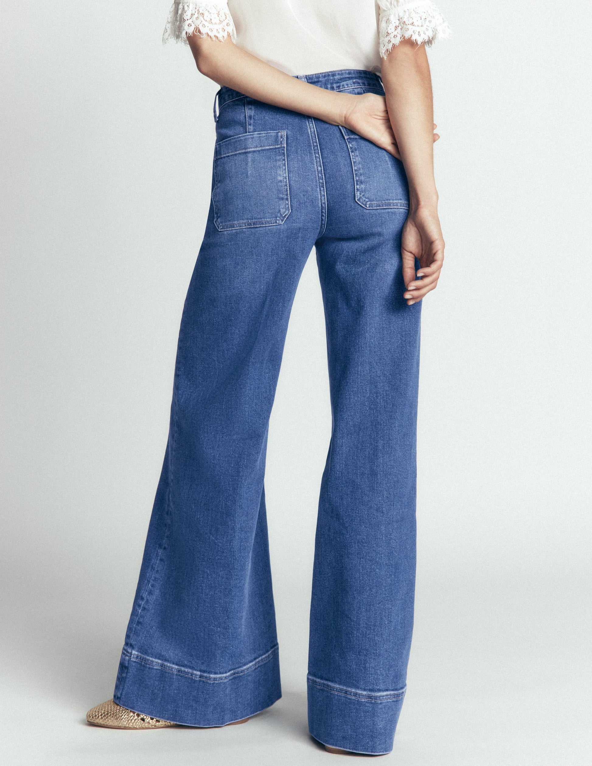 Ausgestellte Jeans mit aufgesetzter Tasche-Mittlere Waschung-3