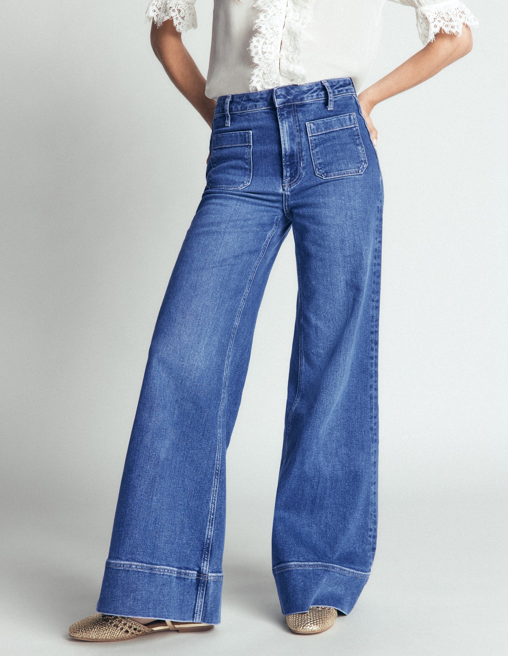 Ausgestellte Jeans mit aufgesetzter Tasche-Mittlere Waschung-4