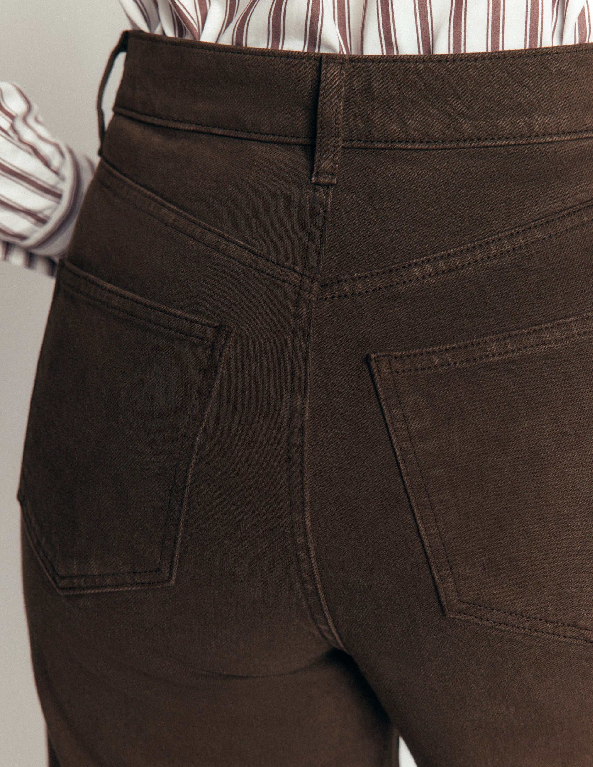 Hoch geschnittene Jeans mit weitem Bein-Dunkle Schokolade-4