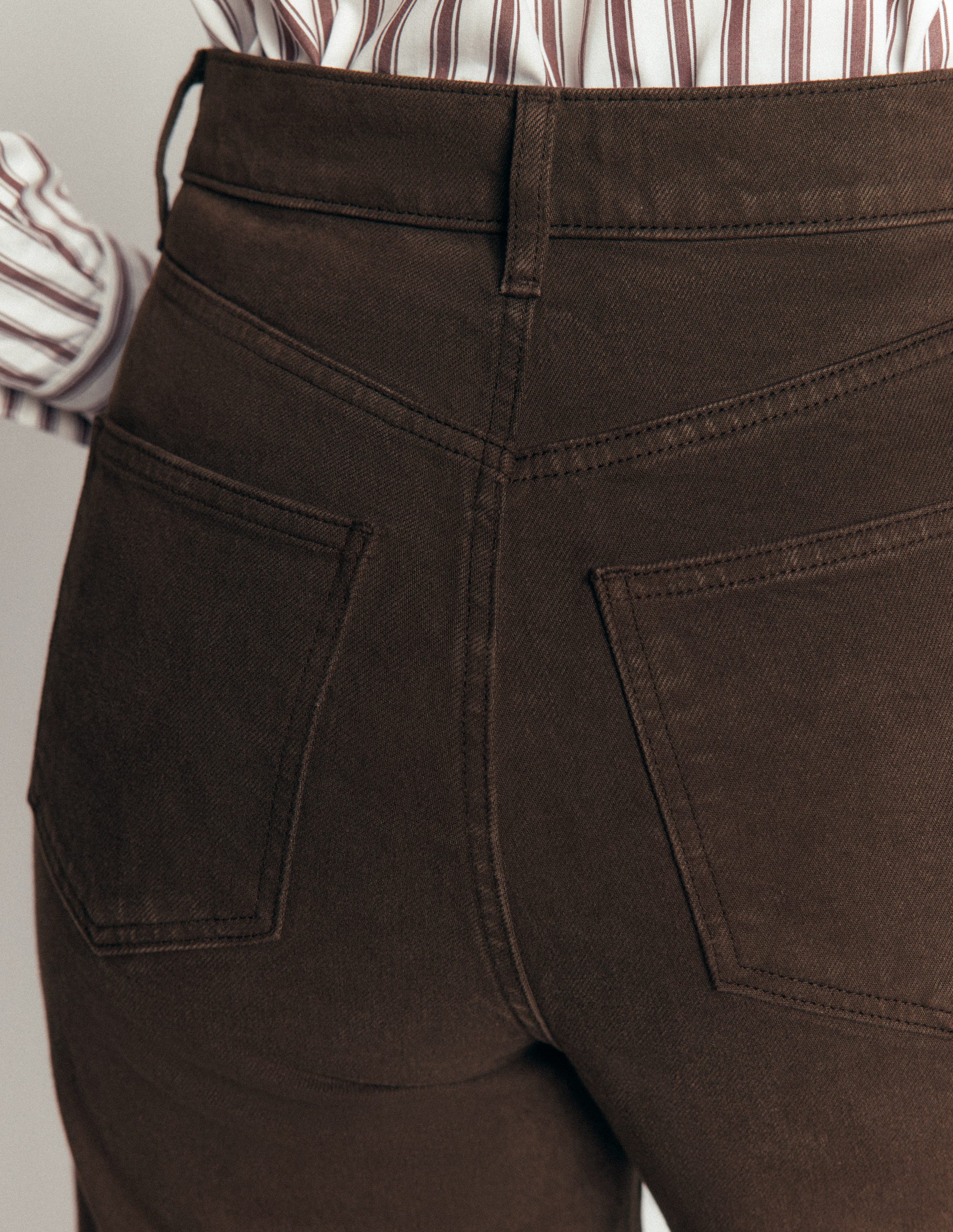 Hoch geschnittene Jeans mit weitem Bein-Dunkle Schokolade - Image 4