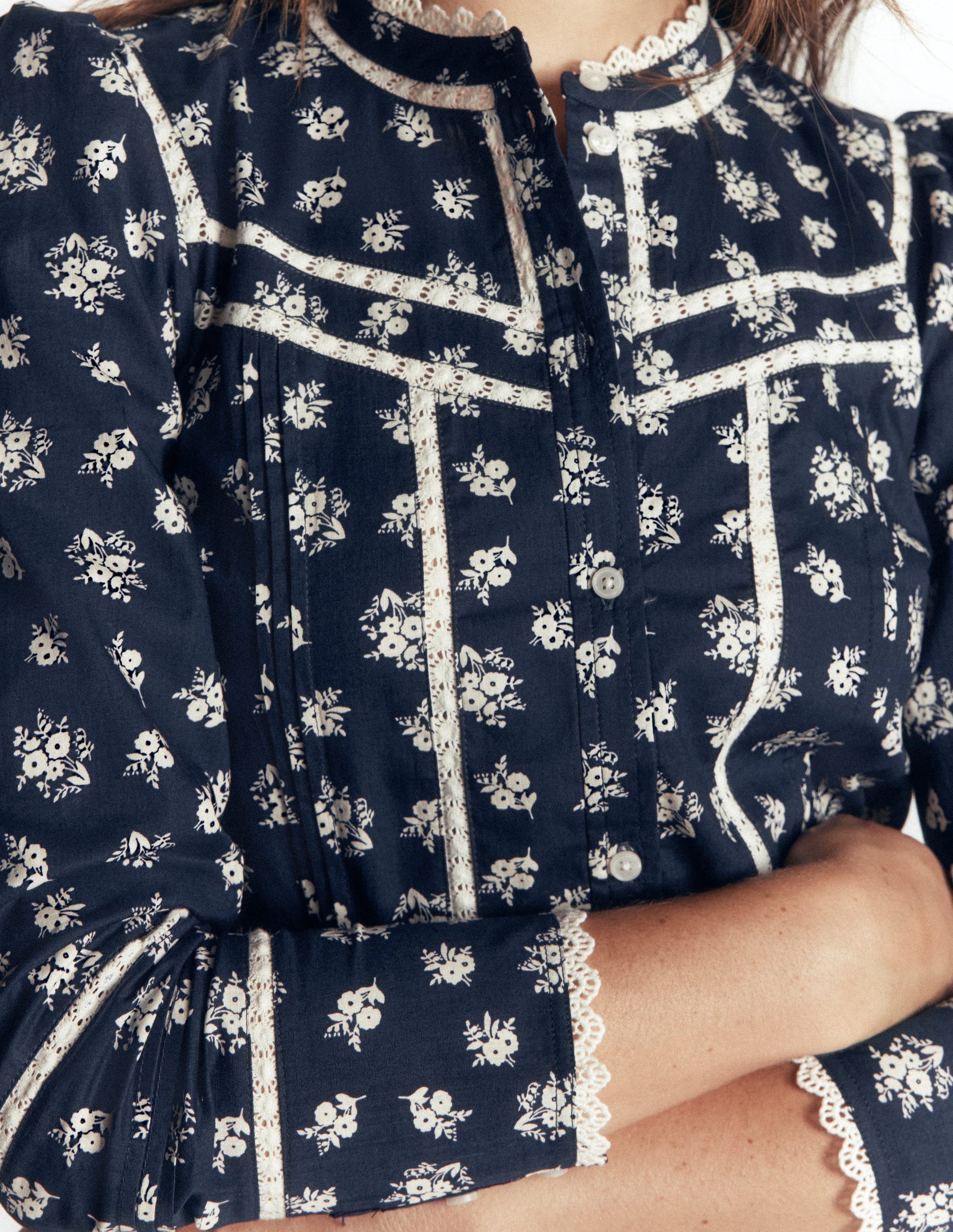 Carmen Baumwolloberteil mit Spitzenbesatz-Französisches Marineblau, Zarter Garten-3