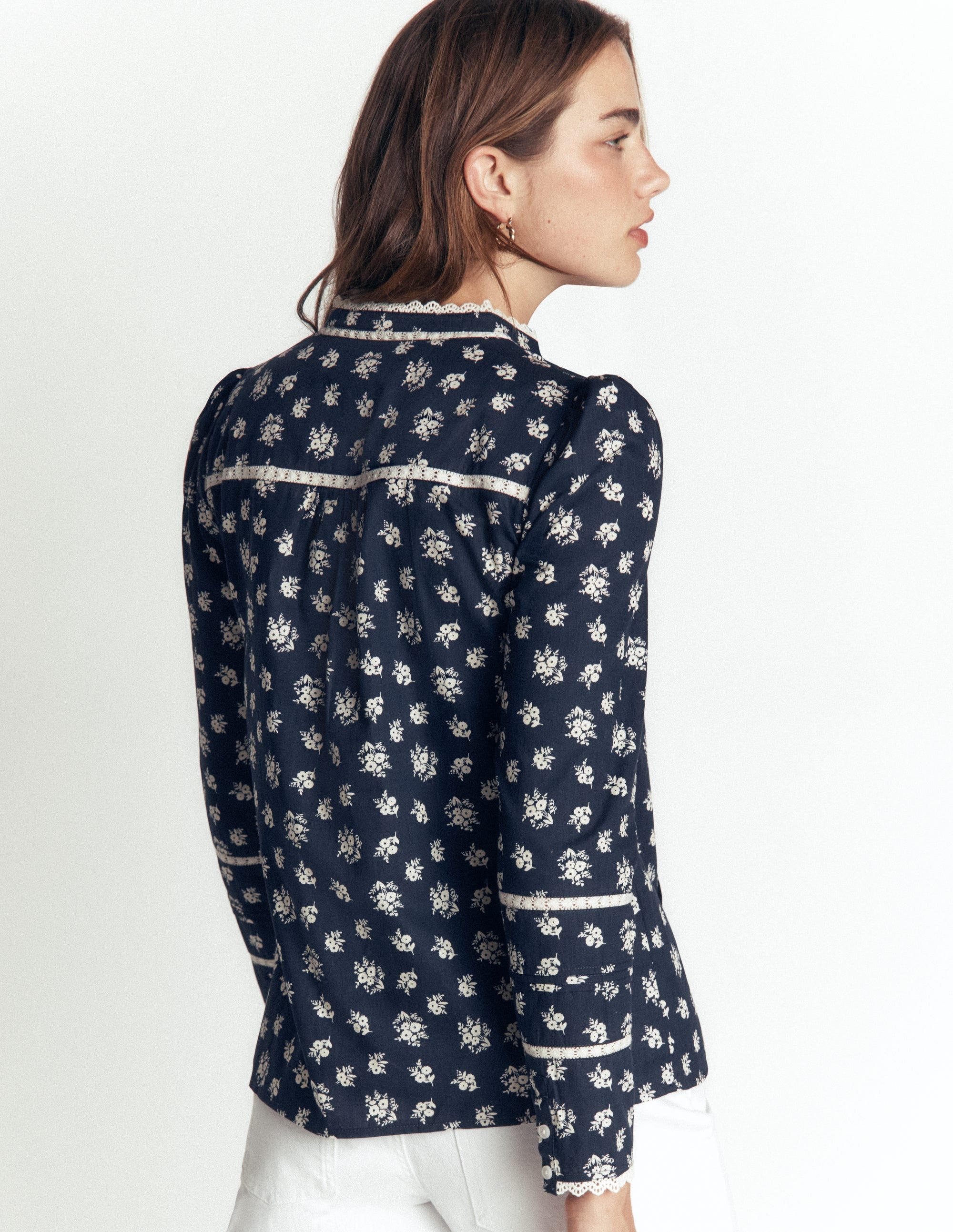 Carmen Baumwolloberteil mit Spitzenbesatz-Französisches Marineblau, Zarter Garten - Image 4