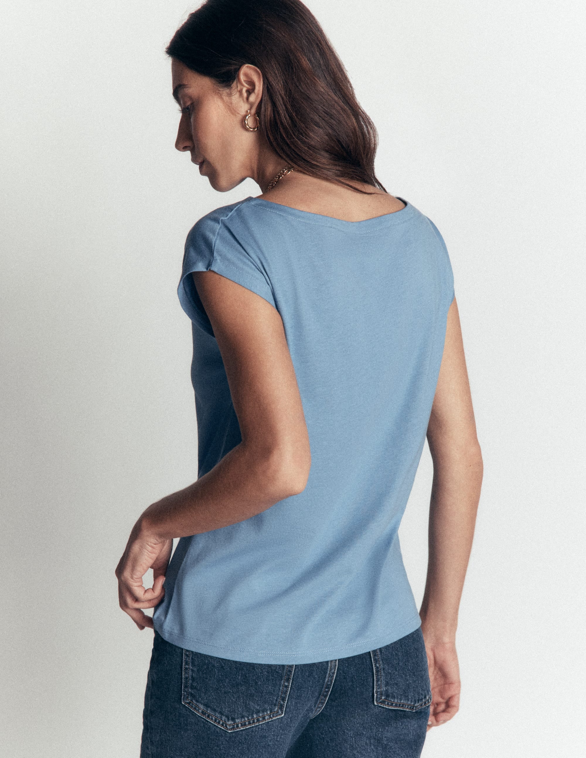 T-shirt ultra-doux à col large-Aura bleue - Image 3