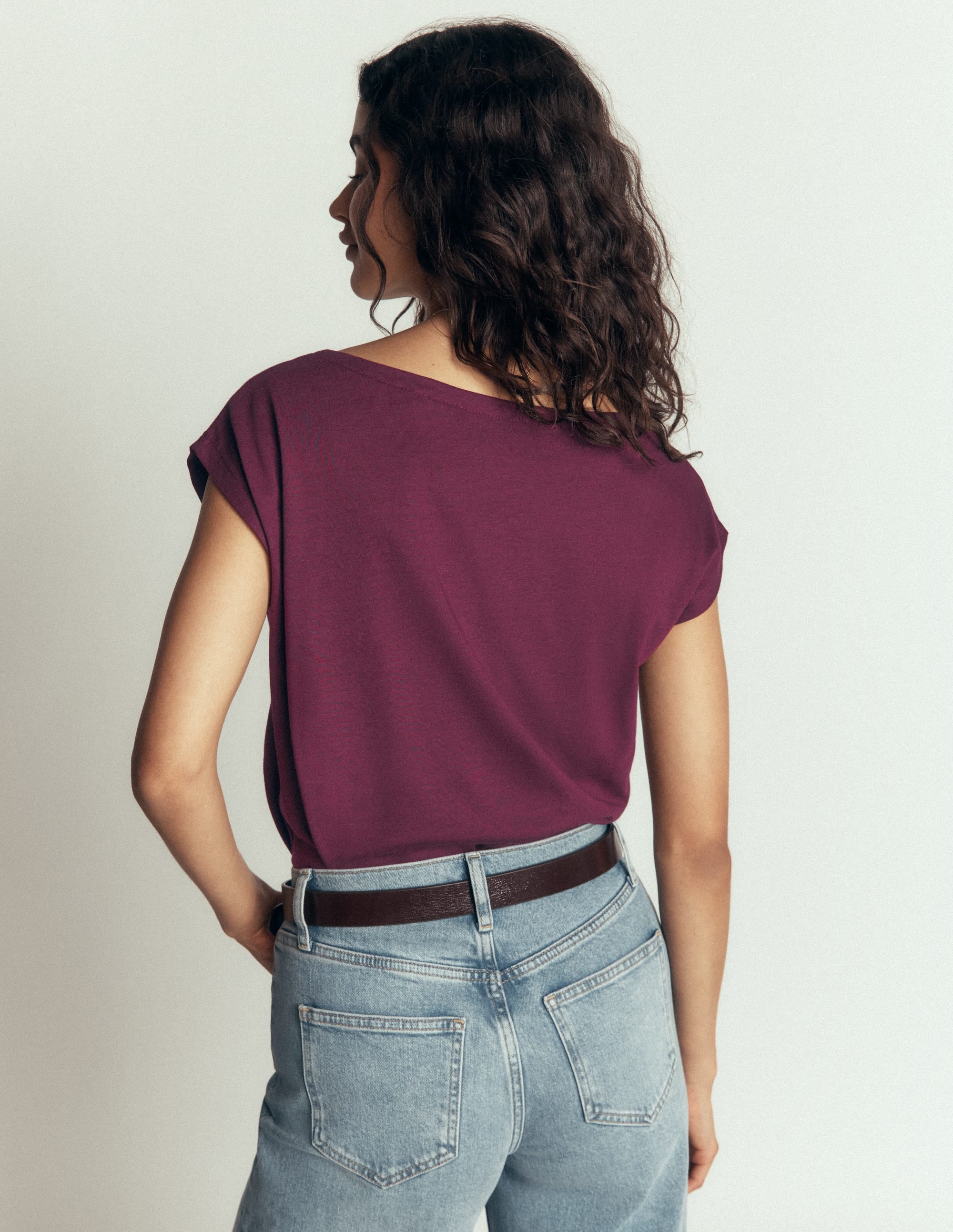 Superweiches T-Shirt mit U-Boot-Ausschnitt-Dunkle Kirsche - Image 3