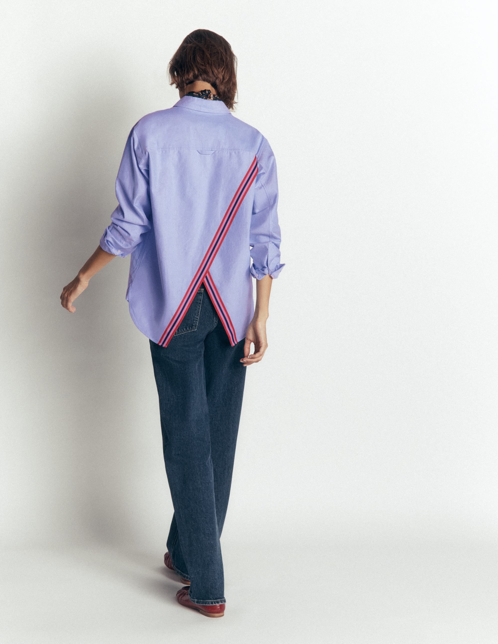 Chemise Sienna décontractée en coton-Oxford bleu, détails au dos - Image 3