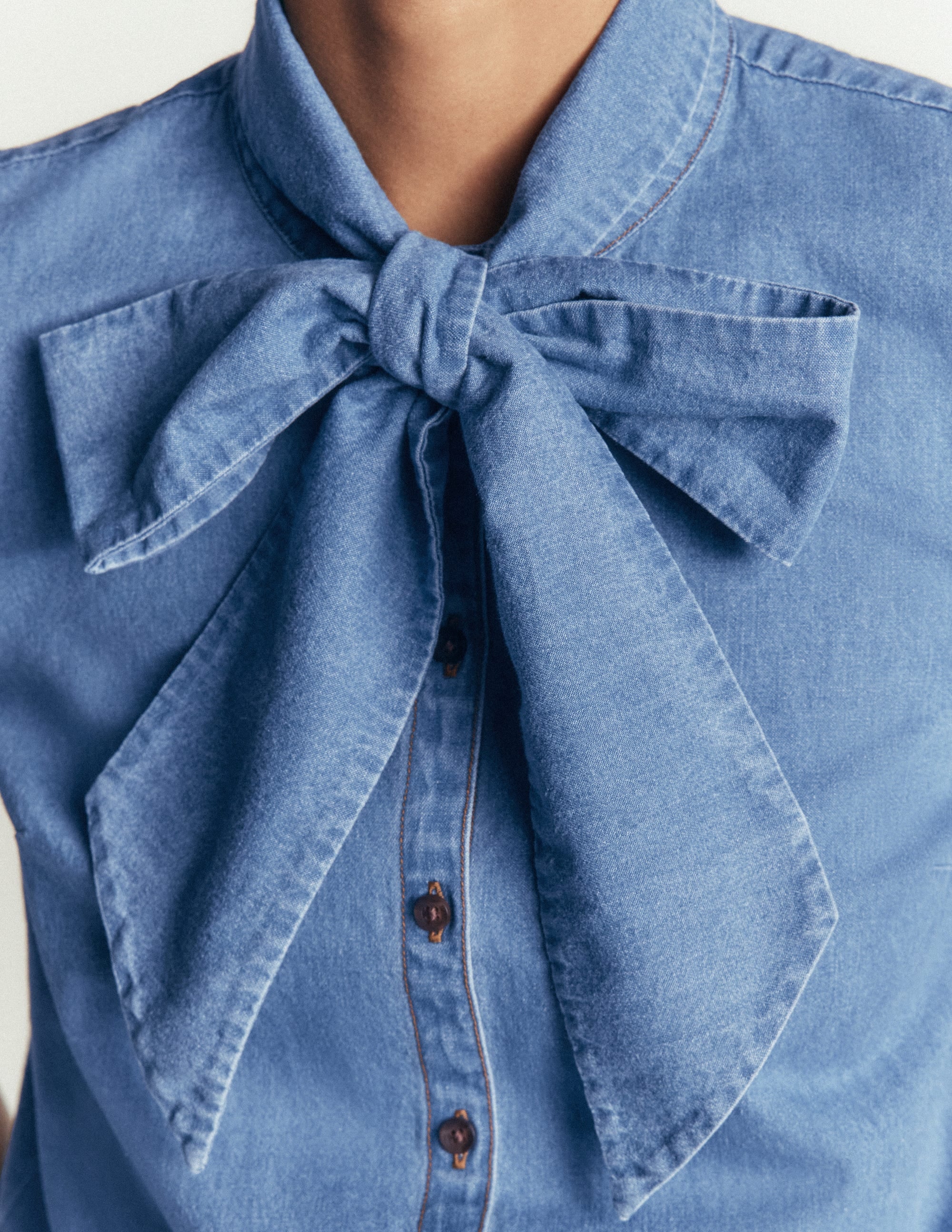 Schluppenbluse aus Denim-Ausgeblichene Optik - Image 3