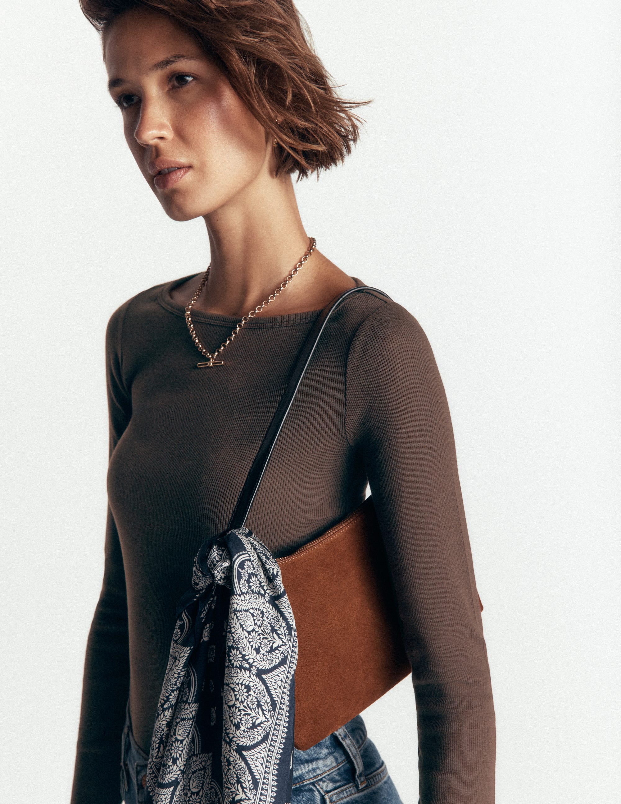 Oberteil aus Samt mit U-Bootausschnitt und Knopfdetail-Bitterschokolade - Image 5