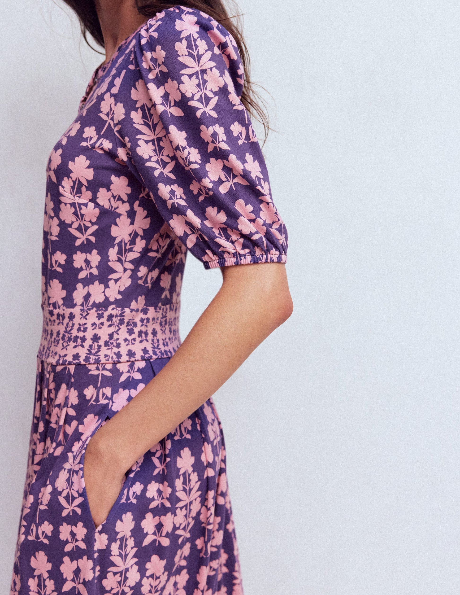 Amber Jersey-Midikleid mit Falten-Calla-Lilie, Blütenhain-2