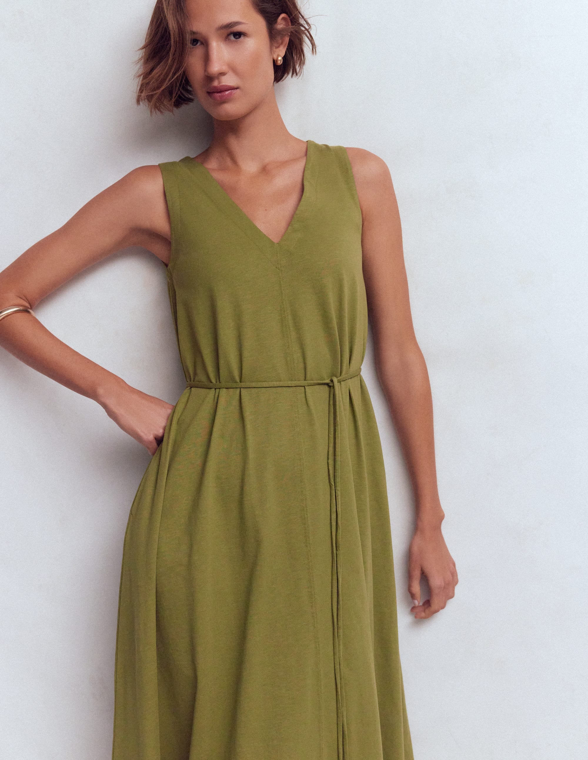 Mia Jersey-Midikleid mit V-Ausschnitt-Olive - Image 4